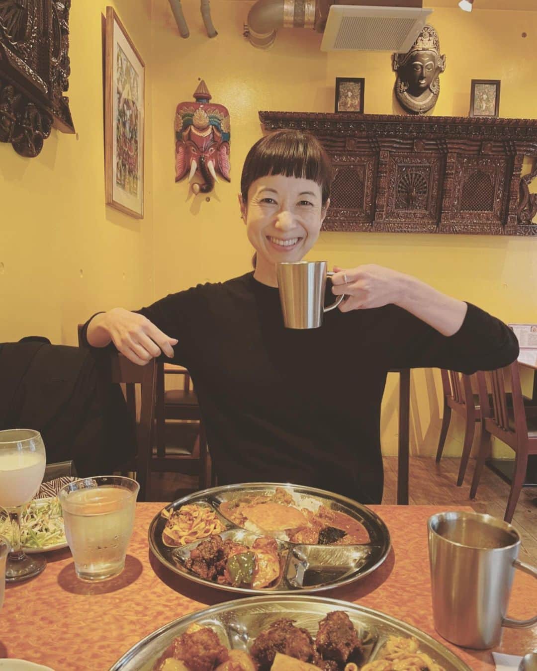 香菜子のインスタグラム：「久しぶりにまきちゃん　@makikakimoto とランチ。 やっとタイミングが合って貴重な時間。 以前、一緒にやっていた連載で訪れたネパール料理クンピラにて。 ビールで乾杯しているようだけど、 この中にはネパールの美味しい辛いスープ。（ニンニクゴロンゴロン！ この後、展示会行ったけど、私たち大丈夫だったかしらw）  まきちゃんと話していると自分のやるべきこと、行きたい方向など、ついつい楽な方を選択しちゃって贅肉がつきがちなあれこれを、思い出させてくれる。 「はっ！そうだった、そうだった。私が行きたい方向がちょっとズレ始めてた。」 そうやって 軌道修正ができる。  ありがたき存在🙏✨」