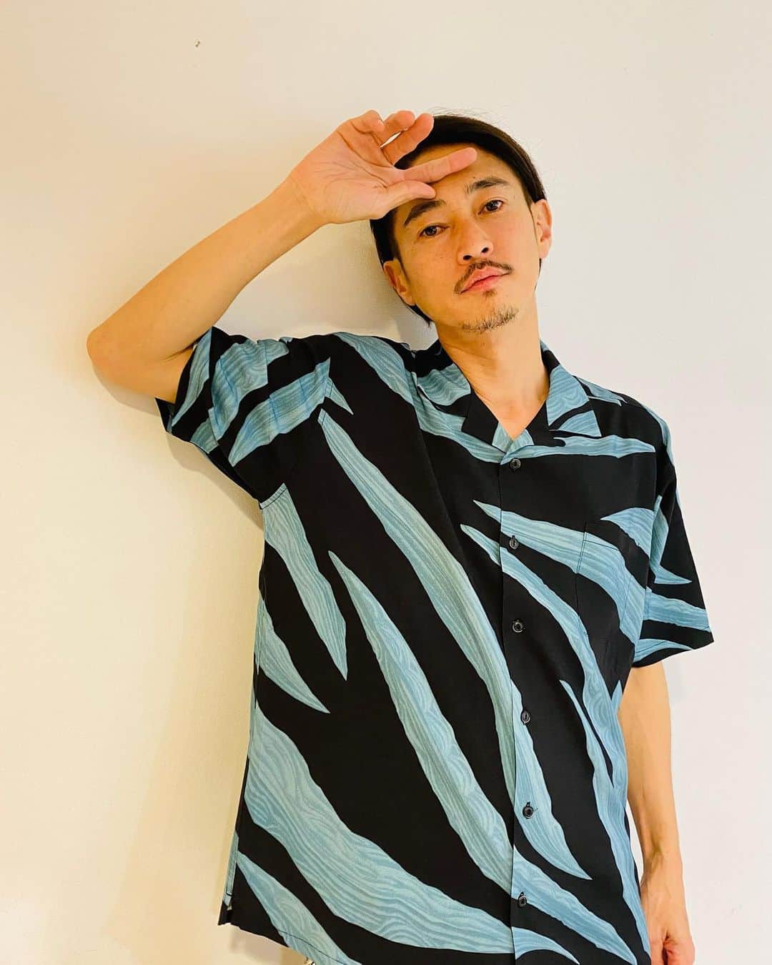窪塚洋介のインスタグラム：「"PULQUE GONZO"  S/S WOVEN  日常ベビロになりつつある オールラウンドな、 @roark_japan コレはシルエットゆったりめ＆ 爽やかな着心地で重宝なシャツ🫶  #roark #roarkrevival #ロアーク #ロアークリバイバル」