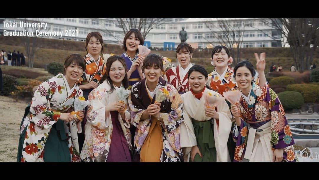 東海大学（公式）のインスタグラム：「2022年度にご卒業されたみなさん、いかがお過ごしでしょうか？🌈  3/24.25に湘南キャンパスで行われた学位授与式のダイジェスト映像です🤗  卒業されてから日は経っていませんが、映像を見て振り返っていただければ嬉しいです✨ #東海大学#卒業式#春から社会人#ありがとう」