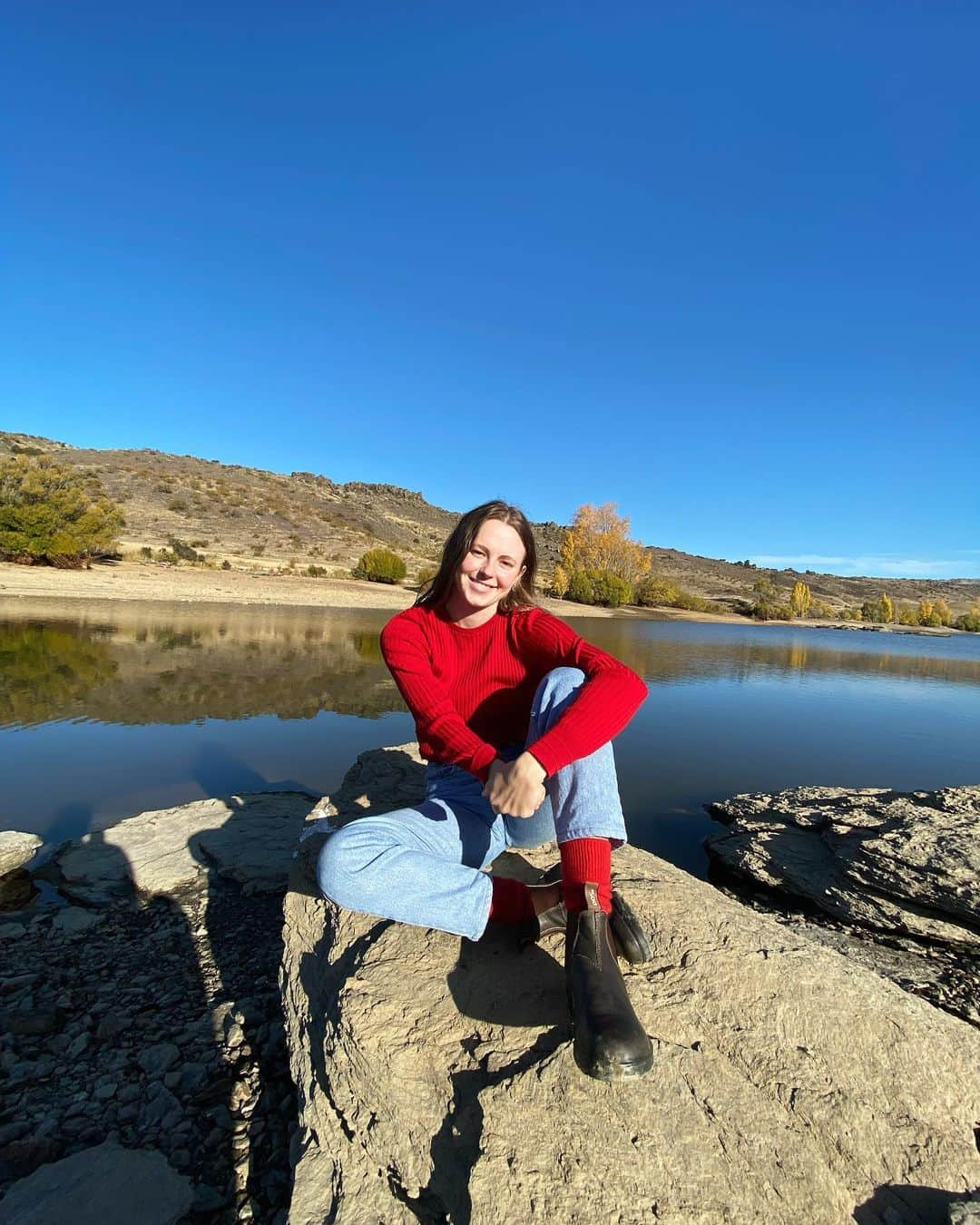 Anna Grimaldiのインスタグラム：「Happy Earth Day 🌏💫 Very thankful to live in beautiful NZ!  The lovely people at @nooan_socks sent me some some of the best (and cozy!) socks to test out, they are made right here in NZ with sustainably sourced merino and possum fibres🌱  Amazing colours, super warm, good for the environment and just such happy socks! ad @discoverzq @perinobywoolyarns」