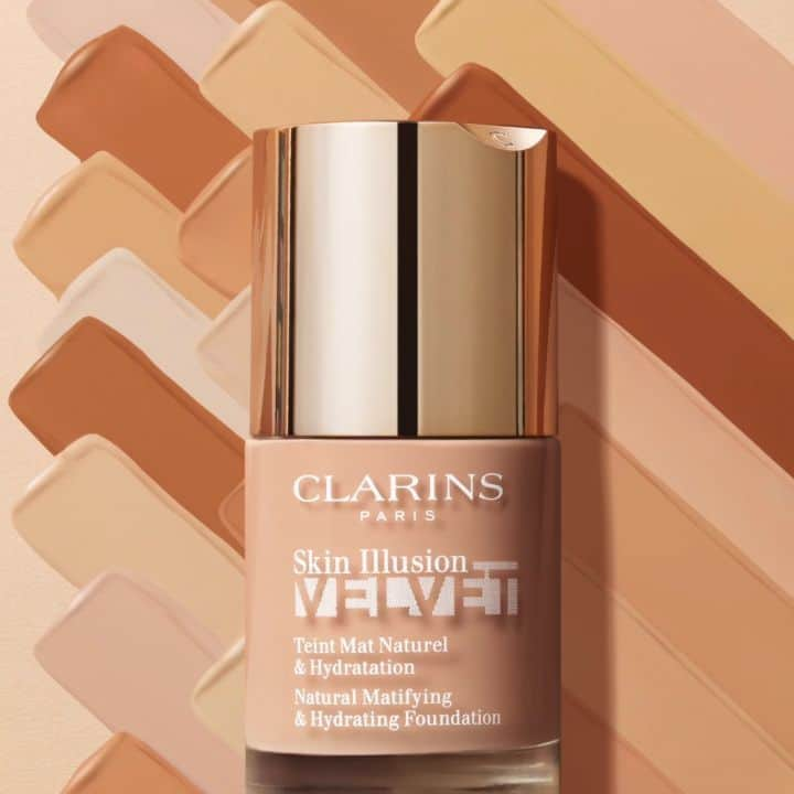 Clarins Méxicoのインスタグラム：「Si Skin Illusion era tu base favorita, la NUEVA Skin Ilusion Velvet te enamorará aún más. 😍 ¿Qué la hace tan EXCEPCIONAL? Pues que con unas cuantas gotas la piel luce mate y natural, además se atenúan los brillos y difuminan las imperfecciones. 👏🏻 Todos los días notarás que mejorará la apariencia de tu piel. ¿Qué esperas para probarla?  . . . #matte #mattefoundation #makeupfoundation #matte #longwear #naturalskincare #skincare #healthyskin #24horas #mas #naturaloptions #beautycare #instabeauty #makeup #cuidadodelrostro #cuidatupiel #acabadomate」