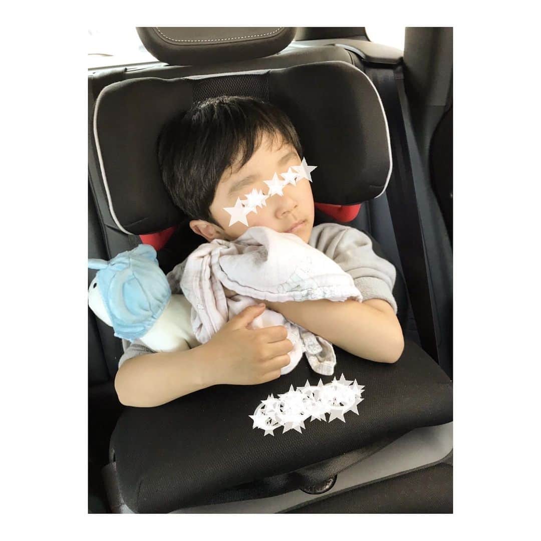 のインスタグラム：「⁡ ⁡ ずっと使っていたチャイルドシート、息子には小さくなってしまった為、新調しました。 と言ってもメ○カリでお安く新調ですが……笑。 ⁡ 子どもの成長は凄まじく早いので助かります！ サイズもぴったりで、見ての通り寝心地も快適らしく、気持ちよさそうに爆睡です……最近お気に入りのよく分からない生物のぬいぐるみと共に。 名前は「キクちゃん」だそうです。 ⁡ ……泣ける。 ⁡ ハイライトのBLANCHEとKIKU、たまに覗いてやって下さい……。 ⁡ ⁡ #4歳児 #チャイルドシート #新調 #新調 ‼︎ #新調 ‼︎‼︎ #息子は大喜び #母のお財布も大喜び #メ○カリ万歳」