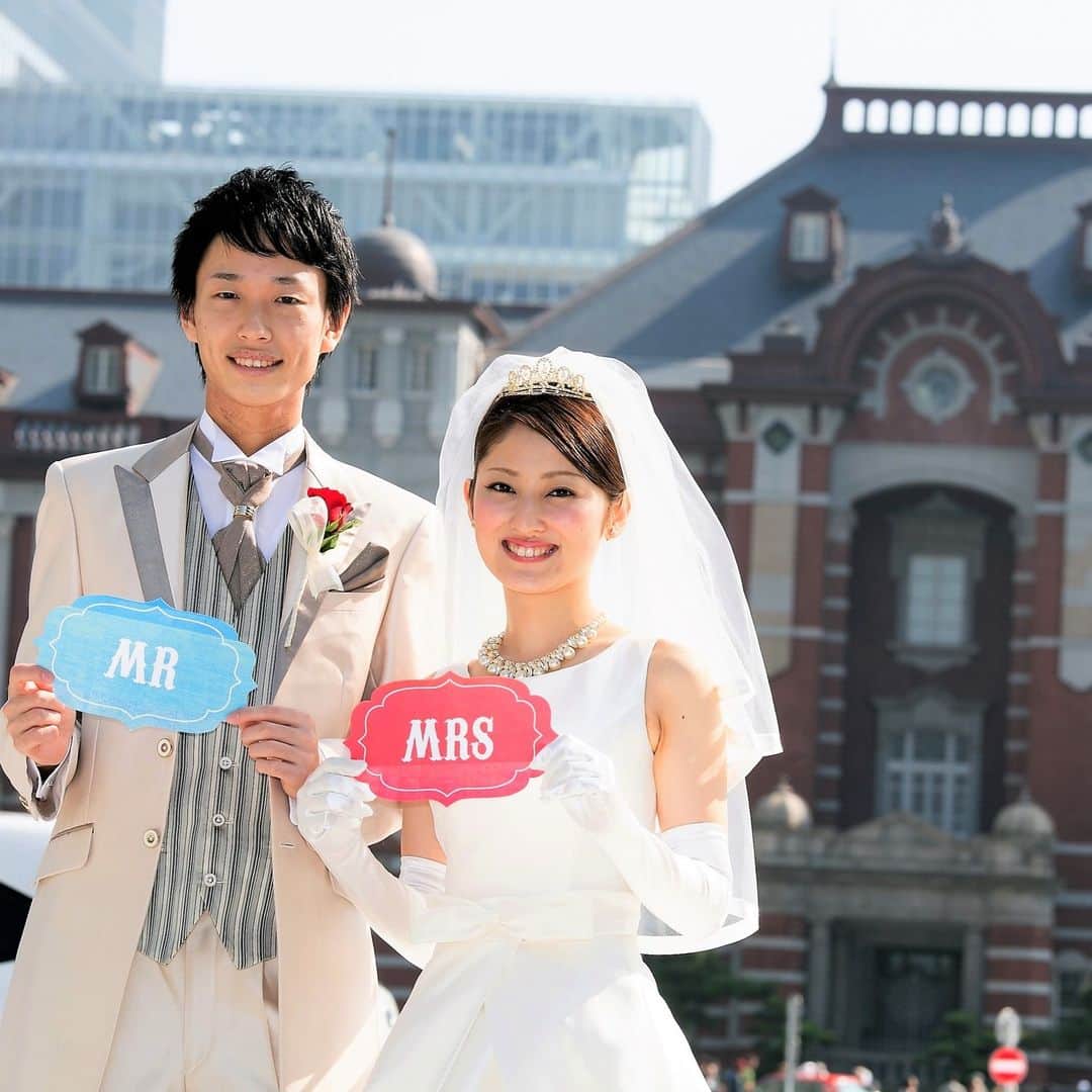 ウェディングプロデュース ラリアンスのインスタグラム：「アンティカ・オステリア・デル・ポンテで結婚式のお客様🧡 東京駅の駅舎をバックに撮影📸 美男美女で笑顔も素敵なお二人に スタッフも見惚れてしまいました♡  ▷Youtubeも更新中です！ プロフィール欄URLよりチェックしてみてね！ #神社結婚式#神社結婚式jp#ハートツリーウェディング#和婚をもっと盛り上げたい#プレ花嫁さんと繋がりたい#ハートツリー花嫁#おしゃれ花嫁#プレ花嫁#結婚式場探し#結婚式準備#2022春婚#2022夏婚#式場見学#神楽坂結婚式#少人数結婚式#家族婚 #花嫁衣装#フォト婚#スナップ撮影#プレ花嫁#結婚式本番#神社式#東京駅#アンティカオステリアデルポンテ」