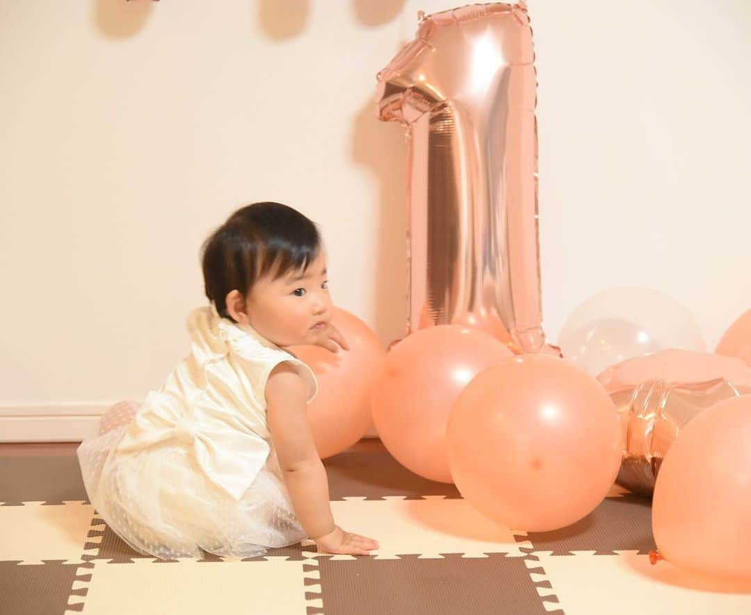 森脇亜紗紀さんのインスタグラム写真 - (森脇亜紗紀Instagram)「💗🎂🎈 先日、娘の1歳のお誕生日でした💖 毎日私たちを笑顔にしてくれて、 沢山の幸せを運んできてくれる娘🕊 出来ることも毎日どんどん増えて、 パパ〜ママ〜👶🏻と言いながら とびっきりの笑顔で向かってきてくれる日が 来るなんて1年前は想像してなかったなぁ☺️ ・ 初めてのお誕生日の記念に、 娘のドレスやキャラクターの飾り付けを 夜な夜な手作りしてみました🧶 着せてみたらとっても似合っていて 嬉しくて感動、、！🥺👗笑 にこにこな娘の笑顔が見られて 頑張った甲斐がありました〜🥰 ・ どんなに忙しくても、娘に毎日 全力すぎるくらい😂の愛情を注いで 育児や家事も全力でサポートしてくれる夫、 支えてくれる家族のみんな、そして何より 愛おしい娘のおかげでママとしても 無事に1歳を迎える事ができて 本当に感謝です🤱🏻💓 これからも元気にすくすく 育ってくれますように✨ 生まれてきてくれてありがとう❤️❤️ #1歳#お誕生日#firstbirthday #1歳ご飯 #手作りご飯#離乳食#アンパンマンプレート #アンパンマンケーキ#スマッシュケーキ #手作りドレス#ベビードレス #ベビスタグラム#女の子ママ」4月21日 12時22分 - asaki516