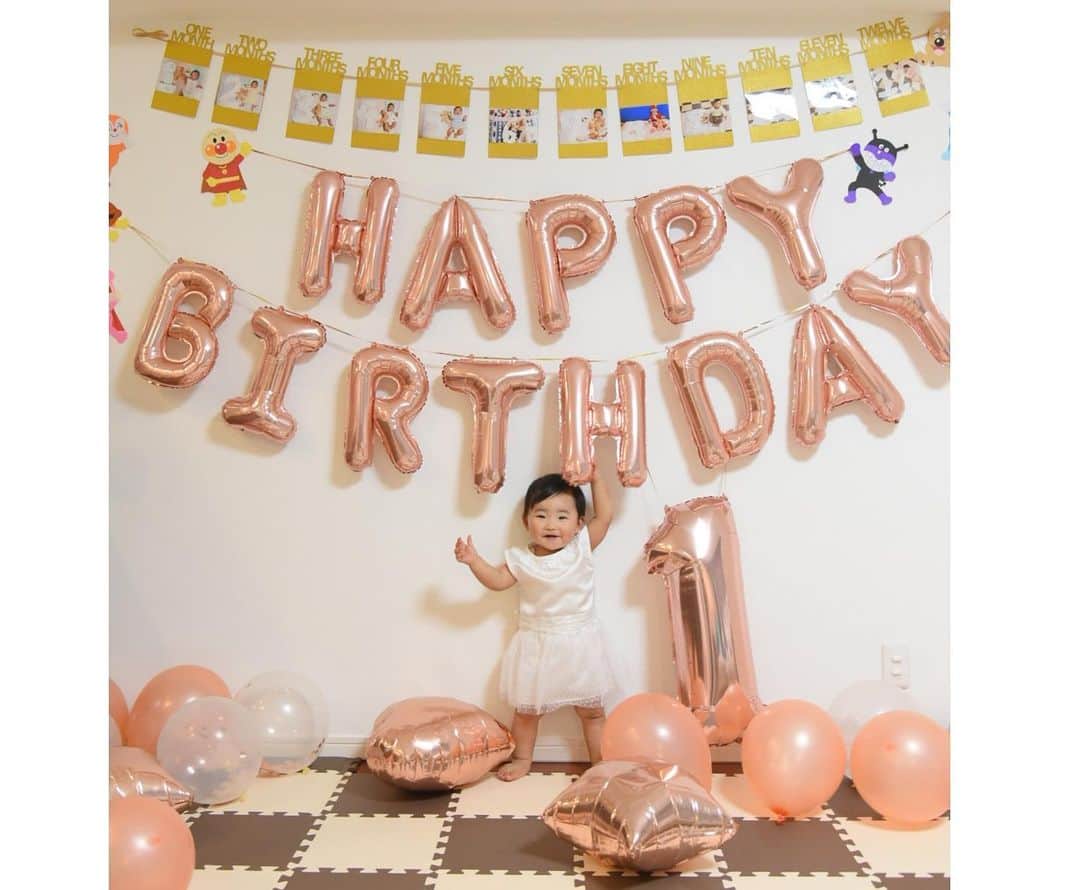 森脇亜紗紀さんのインスタグラム写真 - (森脇亜紗紀Instagram)「💗🎂🎈 先日、娘の1歳のお誕生日でした💖 毎日私たちを笑顔にしてくれて、 沢山の幸せを運んできてくれる娘🕊 出来ることも毎日どんどん増えて、 パパ〜ママ〜👶🏻と言いながら とびっきりの笑顔で向かってきてくれる日が 来るなんて1年前は想像してなかったなぁ☺️ ・ 初めてのお誕生日の記念に、 娘のドレスやキャラクターの飾り付けを 夜な夜な手作りしてみました🧶 着せてみたらとっても似合っていて 嬉しくて感動、、！🥺👗笑 にこにこな娘の笑顔が見られて 頑張った甲斐がありました〜🥰 ・ どんなに忙しくても、娘に毎日 全力すぎるくらい😂の愛情を注いで 育児や家事も全力でサポートしてくれる夫、 支えてくれる家族のみんな、そして何より 愛おしい娘のおかげでママとしても 無事に1歳を迎える事ができて 本当に感謝です🤱🏻💓 これからも元気にすくすく 育ってくれますように✨ 生まれてきてくれてありがとう❤️❤️ #1歳#お誕生日#firstbirthday #1歳ご飯 #手作りご飯#離乳食#アンパンマンプレート #アンパンマンケーキ#スマッシュケーキ #手作りドレス#ベビードレス #ベビスタグラム#女の子ママ」4月21日 12時22分 - asaki516