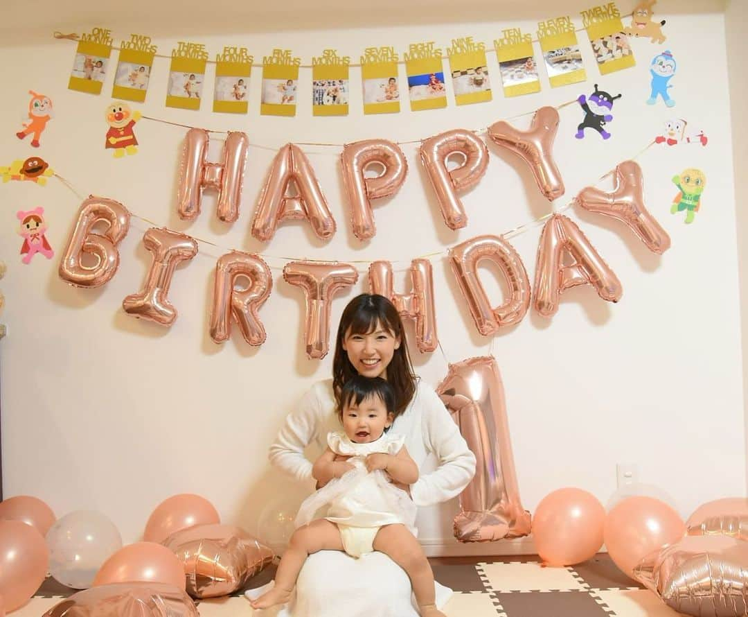 森脇亜紗紀さんのインスタグラム写真 - (森脇亜紗紀Instagram)「💗🎂🎈 先日、娘の1歳のお誕生日でした💖 毎日私たちを笑顔にしてくれて、 沢山の幸せを運んできてくれる娘🕊 出来ることも毎日どんどん増えて、 パパ〜ママ〜👶🏻と言いながら とびっきりの笑顔で向かってきてくれる日が 来るなんて1年前は想像してなかったなぁ☺️ ・ 初めてのお誕生日の記念に、 娘のドレスやキャラクターの飾り付けを 夜な夜な手作りしてみました🧶 着せてみたらとっても似合っていて 嬉しくて感動、、！🥺👗笑 にこにこな娘の笑顔が見られて 頑張った甲斐がありました〜🥰 ・ どんなに忙しくても、娘に毎日 全力すぎるくらい😂の愛情を注いで 育児や家事も全力でサポートしてくれる夫、 支えてくれる家族のみんな、そして何より 愛おしい娘のおかげでママとしても 無事に1歳を迎える事ができて 本当に感謝です🤱🏻💓 これからも元気にすくすく 育ってくれますように✨ 生まれてきてくれてありがとう❤️❤️ #1歳#お誕生日#firstbirthday #1歳ご飯 #手作りご飯#離乳食#アンパンマンプレート #アンパンマンケーキ#スマッシュケーキ #手作りドレス#ベビードレス #ベビスタグラム#女の子ママ」4月21日 12時22分 - asaki516