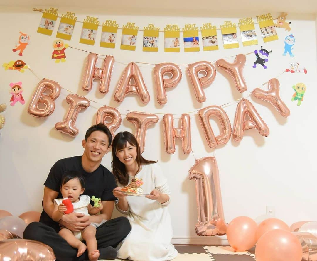 森脇亜紗紀さんのインスタグラム写真 - (森脇亜紗紀Instagram)「💗🎂🎈 先日、娘の1歳のお誕生日でした💖 毎日私たちを笑顔にしてくれて、 沢山の幸せを運んできてくれる娘🕊 出来ることも毎日どんどん増えて、 パパ〜ママ〜👶🏻と言いながら とびっきりの笑顔で向かってきてくれる日が 来るなんて1年前は想像してなかったなぁ☺️ ・ 初めてのお誕生日の記念に、 娘のドレスやキャラクターの飾り付けを 夜な夜な手作りしてみました🧶 着せてみたらとっても似合っていて 嬉しくて感動、、！🥺👗笑 にこにこな娘の笑顔が見られて 頑張った甲斐がありました〜🥰 ・ どんなに忙しくても、娘に毎日 全力すぎるくらい😂の愛情を注いで 育児や家事も全力でサポートしてくれる夫、 支えてくれる家族のみんな、そして何より 愛おしい娘のおかげでママとしても 無事に1歳を迎える事ができて 本当に感謝です🤱🏻💓 これからも元気にすくすく 育ってくれますように✨ 生まれてきてくれてありがとう❤️❤️ #1歳#お誕生日#firstbirthday #1歳ご飯 #手作りご飯#離乳食#アンパンマンプレート #アンパンマンケーキ#スマッシュケーキ #手作りドレス#ベビードレス #ベビスタグラム#女の子ママ」4月21日 12時22分 - asaki516