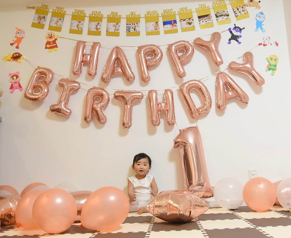 森脇亜紗紀のインスタグラム：「💗🎂🎈 先日、娘の1歳のお誕生日でした💖 毎日私たちを笑顔にしてくれて、 沢山の幸せを運んできてくれる娘🕊 出来ることも毎日どんどん増えて、 パパ〜ママ〜👶🏻と言いながら とびっきりの笑顔で向かってきてくれる日が 来るなんて1年前は想像してなかったなぁ☺️ ・ 初めてのお誕生日の記念に、 娘のドレスやキャラクターの飾り付けを 夜な夜な手作りしてみました🧶 着せてみたらとっても似合っていて 嬉しくて感動、、！🥺👗笑 にこにこな娘の笑顔が見られて 頑張った甲斐がありました〜🥰 ・ どんなに忙しくても、娘に毎日 全力すぎるくらい😂の愛情を注いで 育児や家事も全力でサポートしてくれる夫、 支えてくれる家族のみんな、そして何より 愛おしい娘のおかげでママとしても 無事に1歳を迎える事ができて 本当に感謝です🤱🏻💓 これからも元気にすくすく 育ってくれますように✨ 生まれてきてくれてありがとう❤️❤️ #1歳#お誕生日#firstbirthday #1歳ご飯 #手作りご飯#離乳食#アンパンマンプレート #アンパンマンケーキ#スマッシュケーキ #手作りドレス#ベビードレス #ベビスタグラム#女の子ママ」