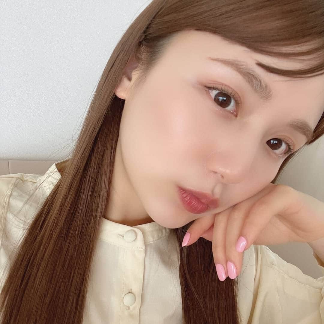 ひよんのインスタグラム：「👸🫶  最近使ってるアクセーヌのアドバンスト アイブロウ💛 眉毛を描くっていうよりも、 自眉を増やすっていう感覚に近いかも😆！ 本当に描きやすいし色持ちもいいから、お直しする必要もあまりなくてよき❣️ これからの季節にもぴったりだよね🥺😍 芯の硬さが絶妙ですごく使いやすいのと、 低刺激性だから敏感肌の方にもすごくオススメだと思う☺️💖 私は最近グレーが使いやすいっていうことを教えていただいたから、 グレーブラウンを使ってるよ💪！ 全部で3色あるのだけど赤みのある肌になじみやすくて、目元を明るく見せる色味展開になってるから、みんなにも是非試してみてほしいな〜😘  #make #makeup #pr #アクセーヌ #アドバンストアイブロウ #敏感肌 #眉メイク #アイブロウ #アイブロウペンシル #自眉ペンシル #ひよん」