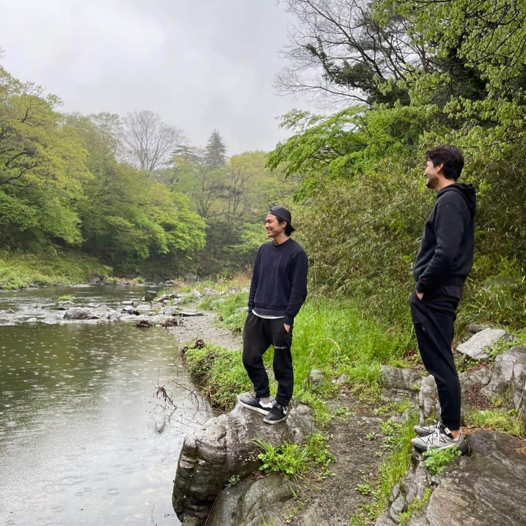 保田賢也のインスタグラム：「. athlete×model⛺️🌳🌏 雨の中のキャンプも最高🏕 次回は晴れた日に☀️  #キャンプ #Camp #キャンプ部 #スノーピーク #モデル風に決めてみたけど #本物はすごかった  #ARMANI @zeppelin.noah」