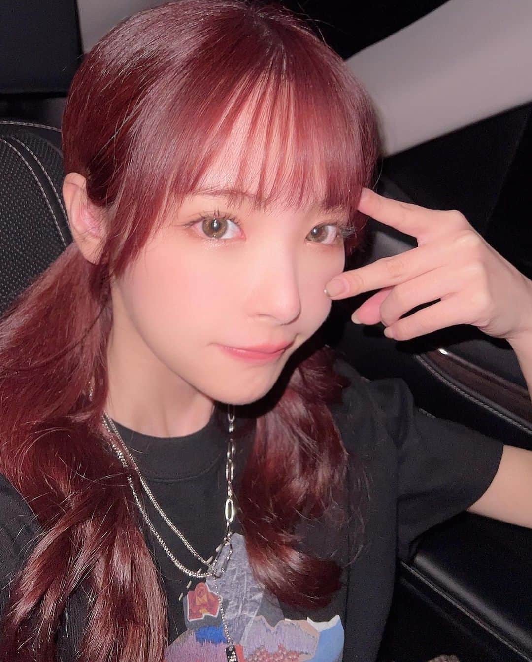 のインスタグラム：「ピース✌︎⠒̫⃝   光によっては猛烈に髪の毛赤い🫣」