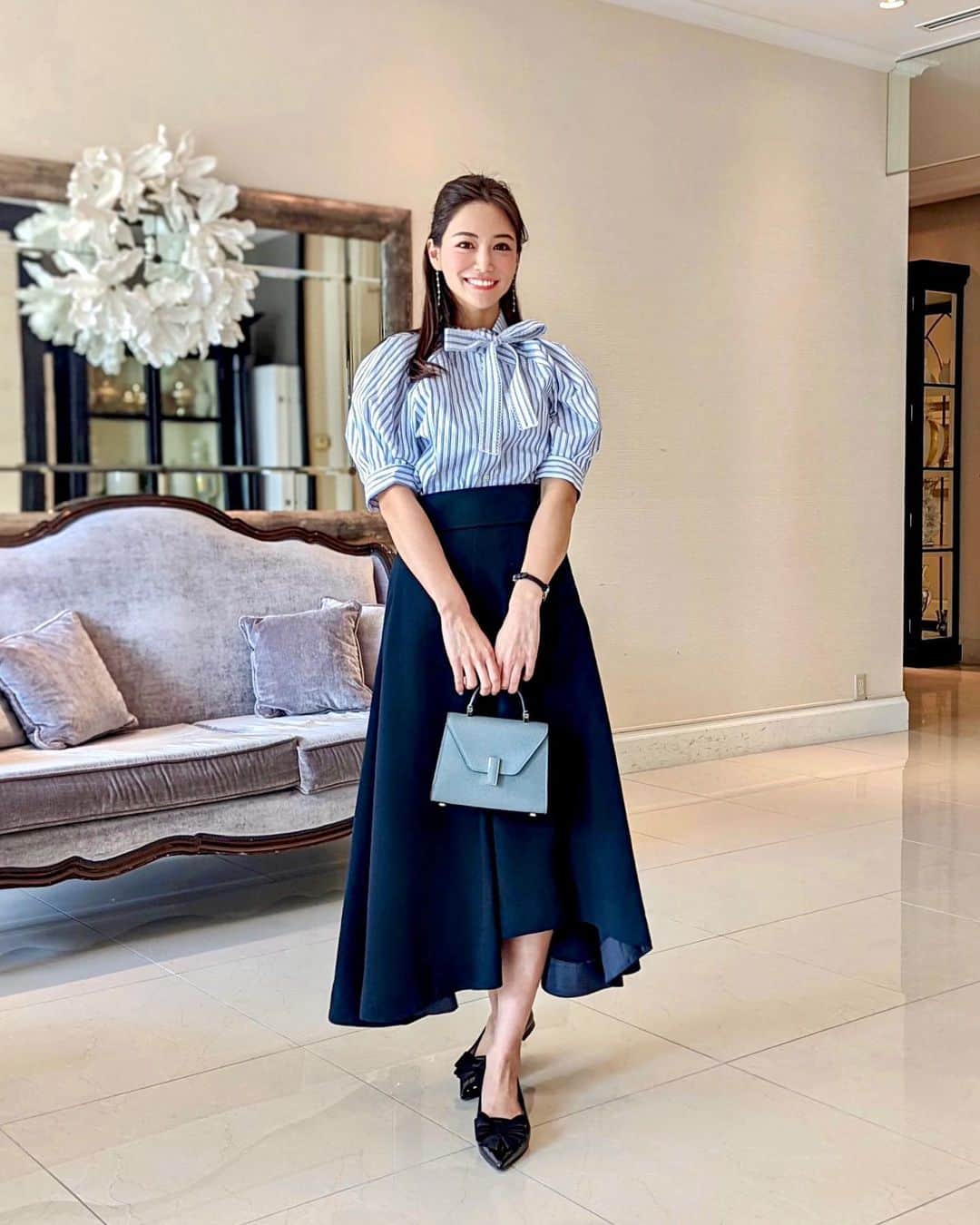 のインスタグラム：「こんにちは💕 昨日の投稿のパンケーキコーデ👗✨全体をブルーカラーでまとめてみました☺️❤️ ブラウスが個人的にはツボ✨スカートは歩いたり揺れた方がより可愛い💕 . tops... @snidel_official  skirt... @snidel_official  shoes... @prettyballerinasjp  bag... @valextra  hair... @alexandredeparis_official  . ヴァレクストラのこのカラー本当いろんなコーデに合わせやすくて重宝してます🥺💕グレーブルーって言うのかな本当に綺麗な色なんだ♥️ . また更新します😊💛 . #りなまるコーデ #スナイデル #snidel #valextra #prettyballerinas #アフタヌーンティー #女子会 #ブラウスコーデ #ブラウス #通勤コーデ #オフィスコーデ #オフィスカジュアル #デートコーデ #デート #デート服 #ストライプ #ストライプシャツ #春服コーデ #春コーデ #コーディネート #春服 #ハーフアップ #ハーフアップアレンジ #ヘアアレンジ #春ファッション #コーデ #coordinate #ストリングス表参道 #表参道カフェ #表参道」