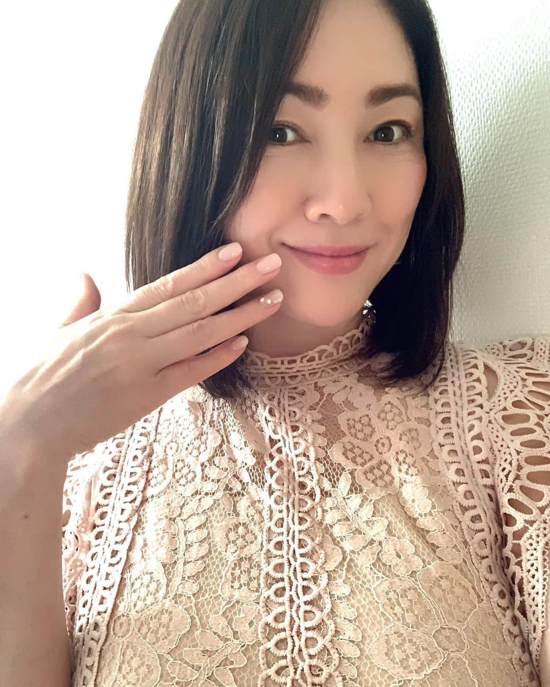 田中悦子さんのインスタグラム写真 - (田中悦子Instagram)「お仕事前に ネイルサロンへ💅  今日も可愛く上品なネイルに仕上げていただきました🥰  ほんのりピンクからホワイトへのグラデーションが気に入りました❤️ 流れるようなストーンも✨✨✨👍  オーナーとの会話もめっちゃ楽しかった🥰👍  ってかずっと私が喋ってましたがね😂  話好きなんですよね私笑  #ネイル #ネイルデザイン  #大人可愛いネイル  #薄づきネイル #グラデーションネイル #可憐」4月21日 12時42分 - etsuko.reborn25