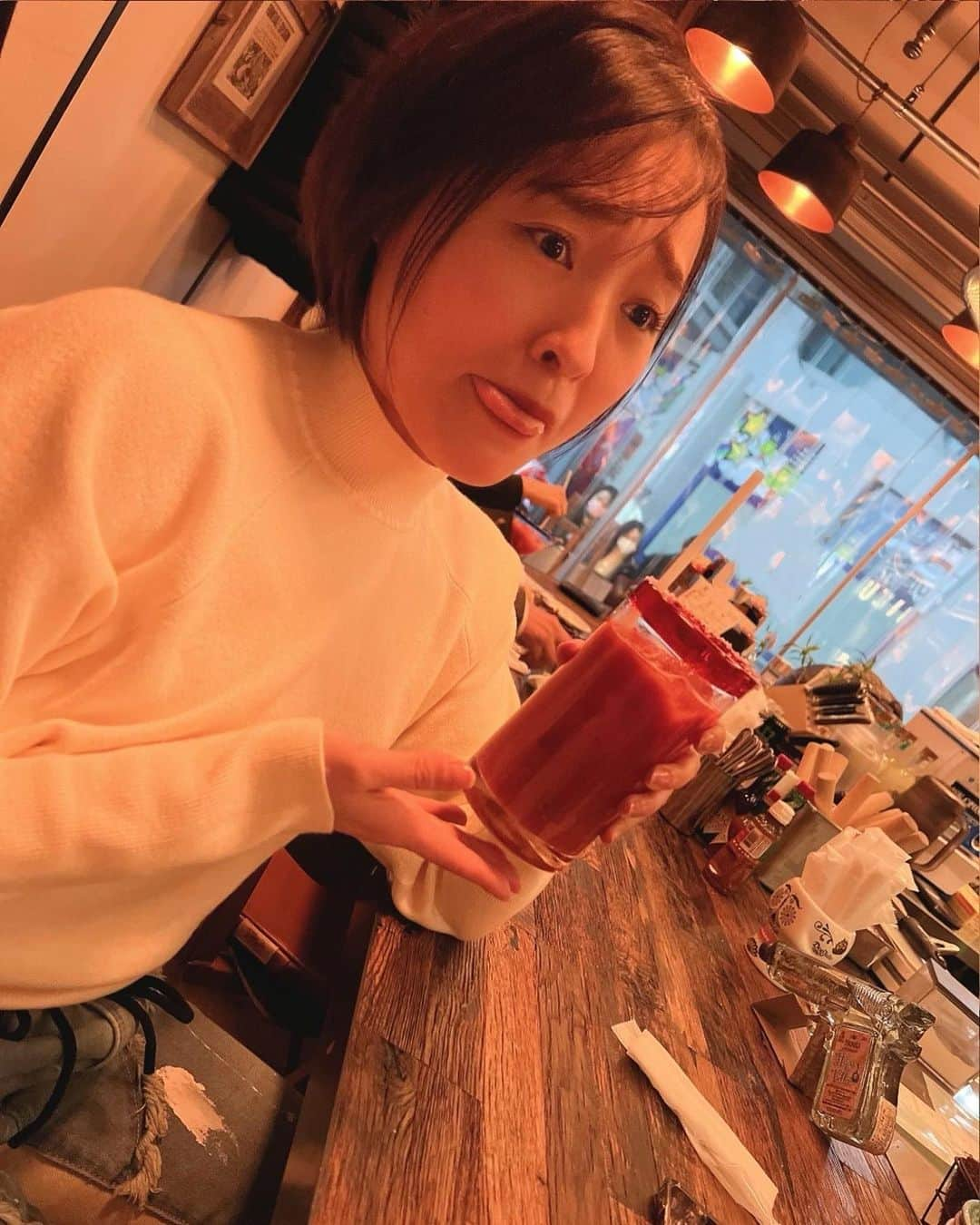 八重樫琴美さんのインスタグラム写真 - (八重樫琴美Instagram)「⁡ ⁡ これはなんでしょう〜〜？？ ⁡ 正解は〜〜 ⁡ ⁡ 【スパイシートマトジュース〜🍅🧂】 ⁡ ⁡ ただのトマトジュースじゃなくて ピリ辛で塩もコップのまわりについてて しょっぱ辛美味しかった😋🥴 ⁡ ⁡ #トマトジュース #タコス #タコス屋さん #渋谷 #tomato #tomatojuice #ショート #ショートヘア #ショートボブ #ショートカット #黒髪ショート #おしゃれカフェ #渋谷ごはん #渋谷タコス #渋谷ディナー #渋谷ランチ ⁡」4月21日 13時07分 - kotomiyaegashi