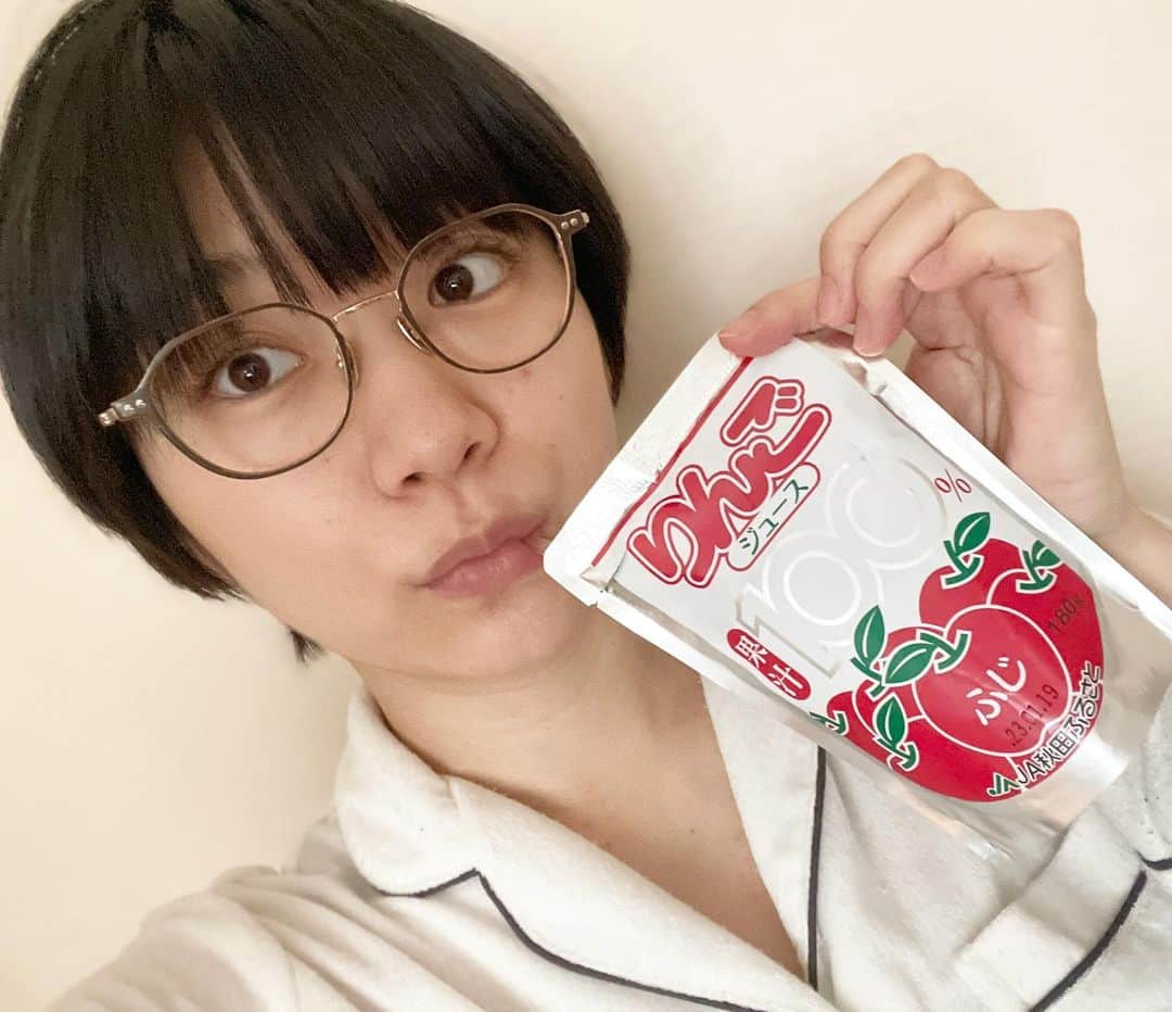 時東ぁみさんのインスタグラム写真 - (時東ぁみInstagram)「パジャマで失礼します。。。 ・ パックのまま飲める感じに惹かれて、100%りんごジュースGET🍎 無添加なのよー☆ ・ 漢方とかをパックで飲む韓国ドラマの見すぎですwww ・ #時東ぁみ #ジュース #りんごジュース #無添加 #パックジュース #美味しい #秋田 #ja秋田ふるさと #りんご #🍎 #パジャマ #失礼します」4月21日 13時30分 - amitokito