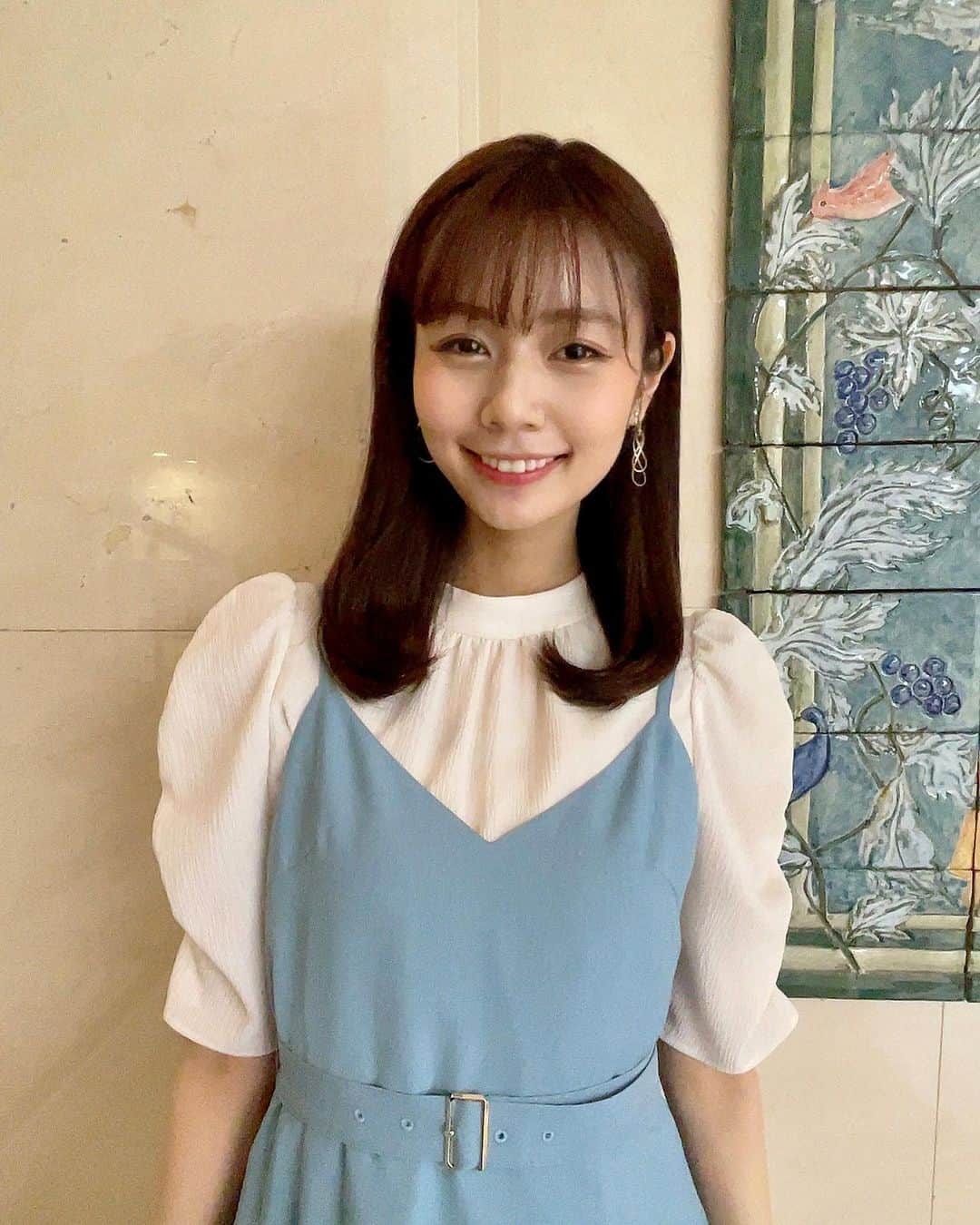 のインスタグラム：「. とっても可愛い水色のワンピース〜 出番前、美女と野獣のベル！🤍🥀と盛り上がった後に、スタジオではドラえもんと言われました😂😂 皆さんは何に見えますか？笑  ブラウス・ワンピース @proportionbodydressing」