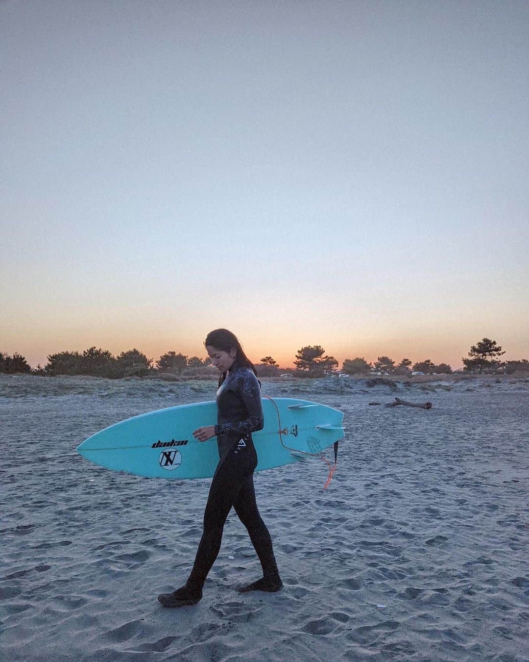 のインスタグラム：「徳島surf trip日記🏄🏾‍♂️🏄🏾‍♀️ 淡路島にも少し観光に行ったり 念願だった #阿波踊り も観れました。 @ahouren_official の阿波踊り エネルギッシュで魂を揺さぶられました🔥 1泊2日の予定が 飛行機よりサンセットサーフを取ったことで急きょ2泊の旅になったり いつも行き当たりばったり😂 おかげでこんな綺麗なサンセットの中サーフィンを堪能🙏🏾🏄🏾‍♀️🏄🏾🏄🏾‍♂️ 無風の #Magichour  まだまだ冷たい海水で冷えた身体を温めてくれた #川内温泉  タオル付きでサウナに入れて520円という爆安！♨️ 淡路の新玉ねぎを買えなかったことが少し心残り🥲  でも旅にはやり残したことがあるくらいがちょうどいい！😊  #surftrip #surferwomen #四国 #徳島 #旅日記 #サーフトリップ  #サーフィン #Googlepixel #pixelで撮影 #teampixel」