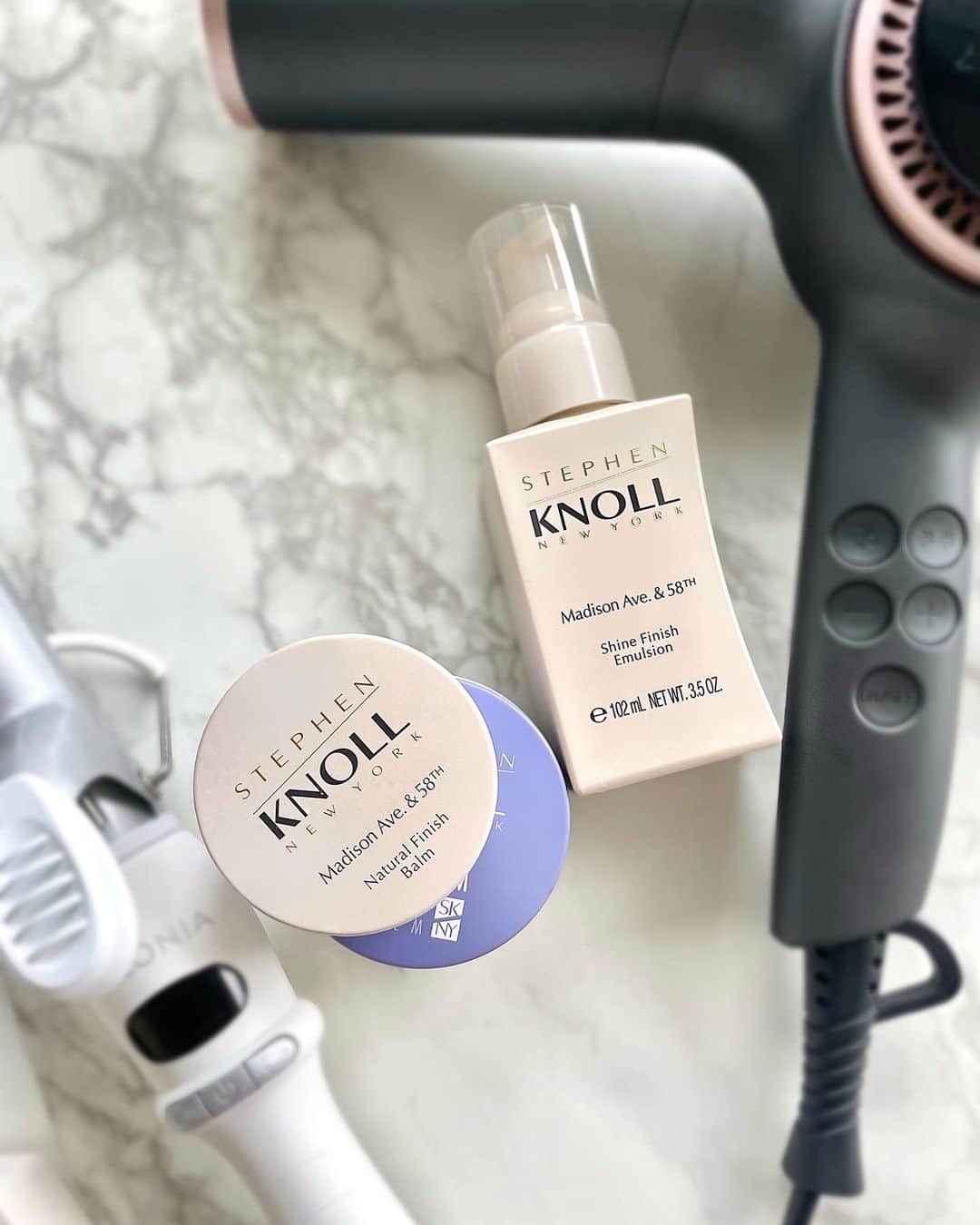 のインスタグラム：「#LOFTcosmefestival2022  先日伺った、 　ロフトのコスメフェスティバル、 　　2022SS-2nd-のお気に入りをご紹介♡  普段から愛用していて、 　ヘアセットは基本的に 　　このアイテムでできています♪  KOSÉ STEPHEN KNOLL (コーセー スティーブンノル•ニューヨーク) Ｍａｄｉｓｏｎ　Ａｖｅ．＆５８ＴＨシリーズ  ☑︎ナチュラルバーム ▶︎柔らかめで扱い易いバームタイプ、初心者でも扱い易くセット力がアップするので、まとめ髪に使っています。 ☑︎ シャインフィニッシュ　エマルジョン ▶︎程良くうるおいを与えてツヤっぽく、自然な束感を演出してくれるのでダウンスタイル用に。 各¥1,760  　香りは男女問わず使い易く、 　　　　パッケージがシンプルで、 　　　　　　　洗面台でも目立たないし♪ 　嵩張らないので旅行にも最適です✈️  【ロフトコスメフェスティバル2022ss -2nd-】 ☑︎会期：2022年4月16日(土) 　　　　　～2022年5月29日(日) ☑︎ 商品数：先行発売151種類含む、全472種類 ☑︎店舗：全国のロフト・ロフトネットストア  #ロフト展示会 #ロフトのコスフェス #PR  #メンズコスメ #ジェンダーレス #skincare #スキンケア #ヘア #ヘアケア」