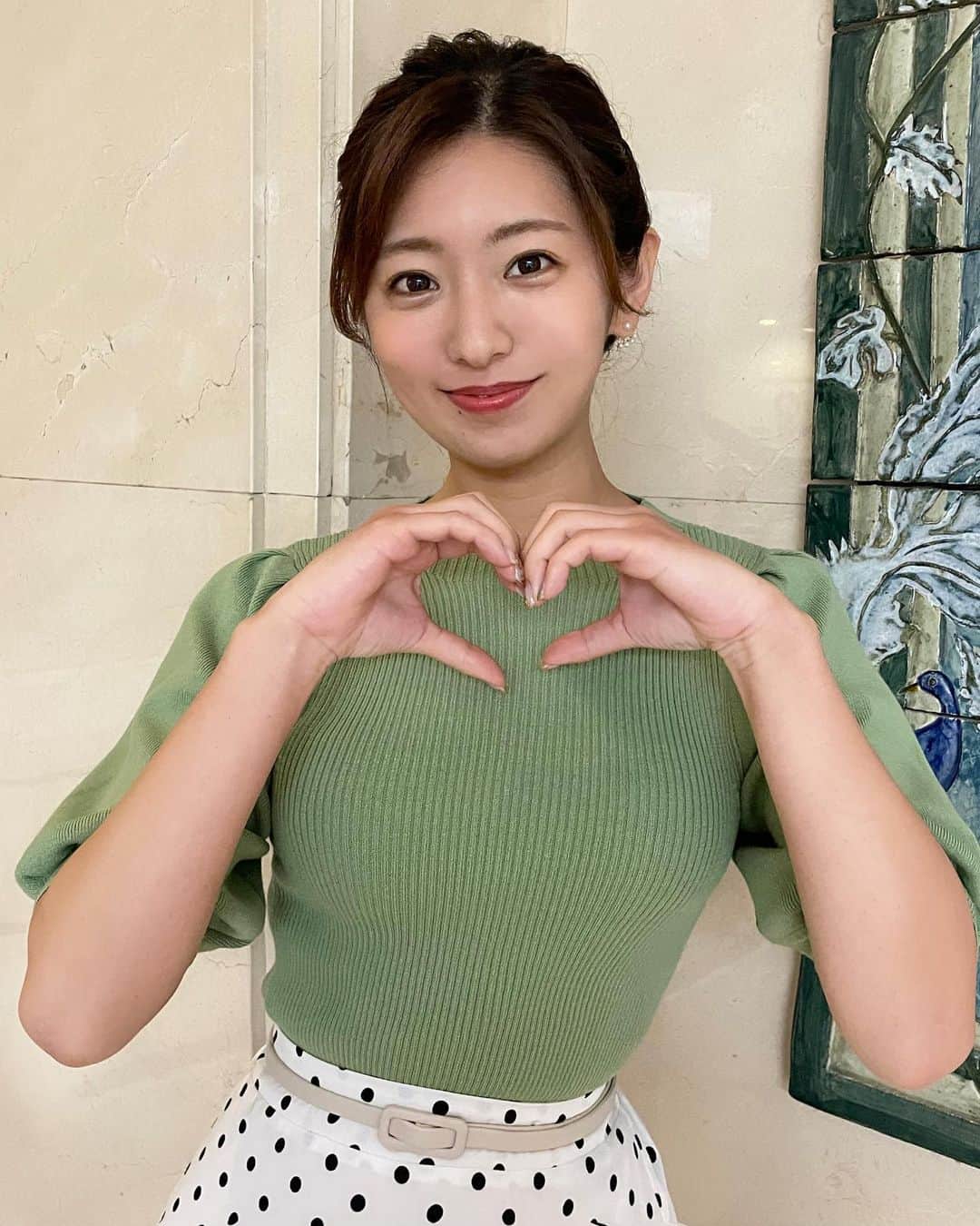 のインスタグラム：「👗 . #東京インフォメーション #ゆめの衣装 今日は#モニフラ OA後、 気持ちが良くて皇居周りを歩いて帰りました🚶‍♀️✨ . 朝活にようやく慣れてきた感じがあります😊 明日もぜひご覧ください🎶 . #m #モニフラポーズ」