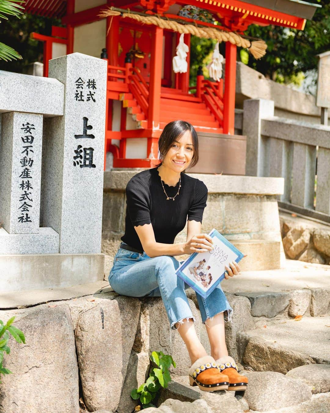 アンナ・オルティス（イニエスタの妻）のインスタグラム：「"Japón nos ha aportado paz [...] Después de tres años en tierras niponas, me sigue sorprendiendo el silencio que se respira en sus calles y la tranquilidad aparente con la que se mueve la gente en ellas."  #MiLuz   日本は私たちに平和をもたらしてくれました...日本に住んで3年になりますが、私はいまだに外の澄んだ空気と人々が移動するときの静けさに驚いています。」