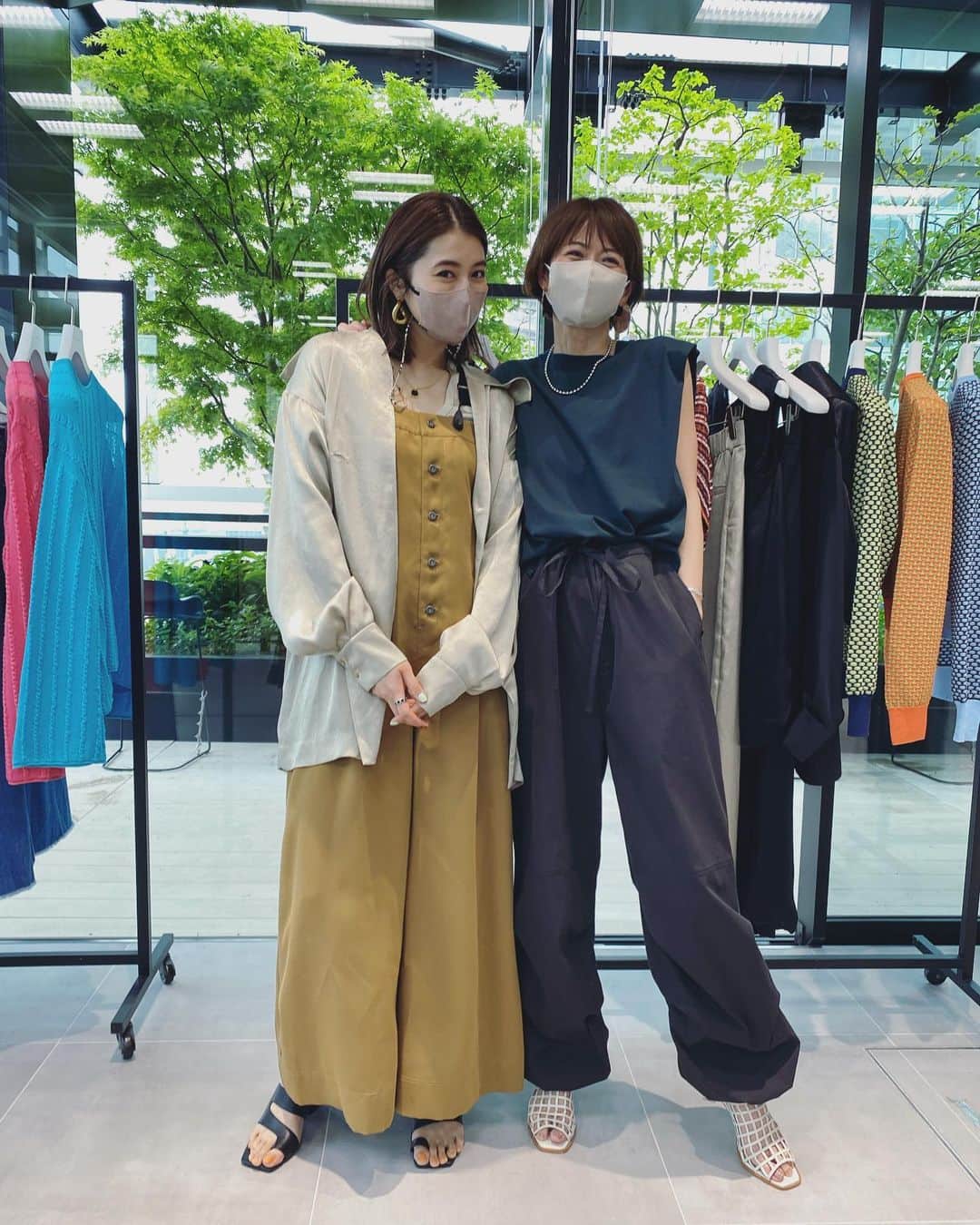 畑野ひろ子のインスタグラム：「有末ちゃん　@mayukoarisue と話していたら、JJからCLASSYと階段を登っているモデルさんで、わー！一緒だー！！と一気に親近感😆❤️年齢は全然違うけど😅同じJJ出身という事で、興奮してしまいました！ お洋服も、素敵でオーダーした物が届くのが楽しみ🥰」