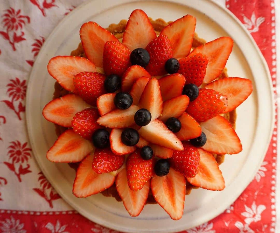 CHIKAのインスタグラム：「*. いつかのいちごのタルト🍓🍓🍓 今までパートシュクレ作る時ちょっとズルして簡単に作ってたんだけどやっぱり味が違うんだよなぁと思いつつ面倒が勝ってしまって、なかなか変えずにいたんだけどちゃんと作ってみたら味がもう、全然違くてすごく美味しくてなんでもっと早く直さなかったのかと反省した😂 手間はかかるけど、手間をかけた分何倍も美味しくなるなら頑張っちゃう😘 (多分笑) もう、最近はめっきりカレーとお菓子で申し訳ないです😂 胃の調子を万全にしてお弁当に挑みたいと最近考えてます🤗 わたしの胃、頑張って😂 *. *. *. #タルト#いちごのタルト#tart#cake#strawberry#おかし作り#馬酔木誠#アセビマコト#🍰#🍓#💓」