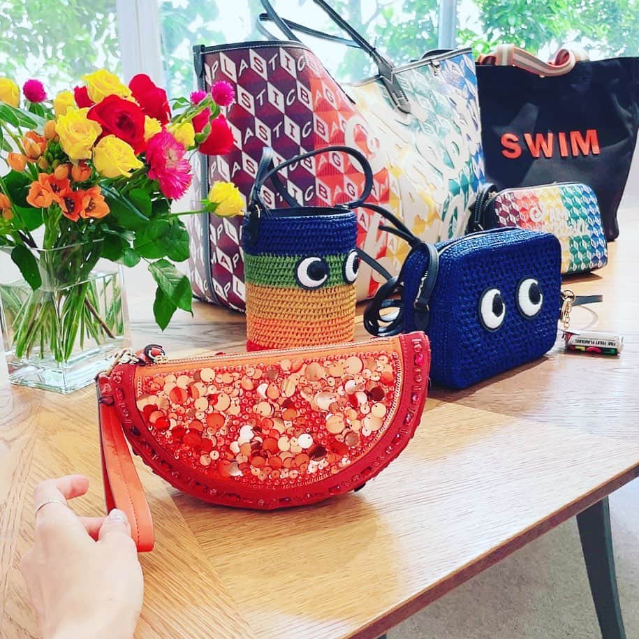 のインスタグラム：「. 毎シーズン楽しみにしている@anyahindmarch の展示会へ。 . キラキラしたミニバッグから 軽くて実用的なトートまで 遊び心たっぷりで可愛い過ぎるアニヤの世界😍 . ドッグリードにお散歩バッグ ワンコの飼い主としてはたまらなく気になる🐕コレクションも、 充実していました！ . #colorful  #fashiontrends #springsummer #fashion #happy . . .」