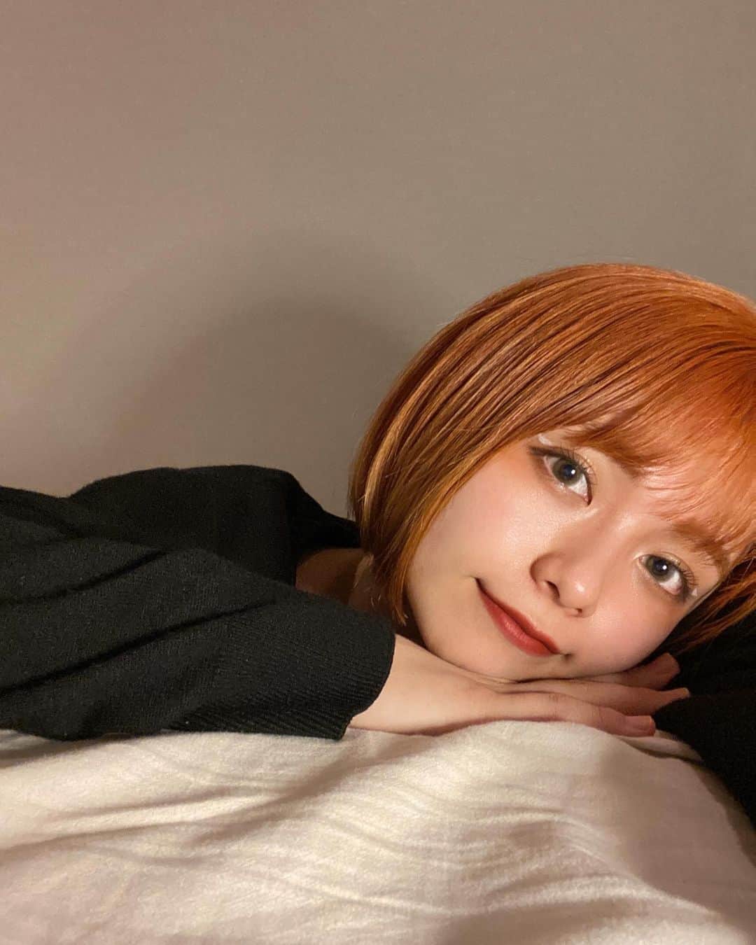 足立佳奈のインスタグラム：「ひさびさっ、 みんなげーんきかーい？  今日は新しいアーティストの方々との出会いがあってさ、とっても嬉しかった。  たのしみだ！！」