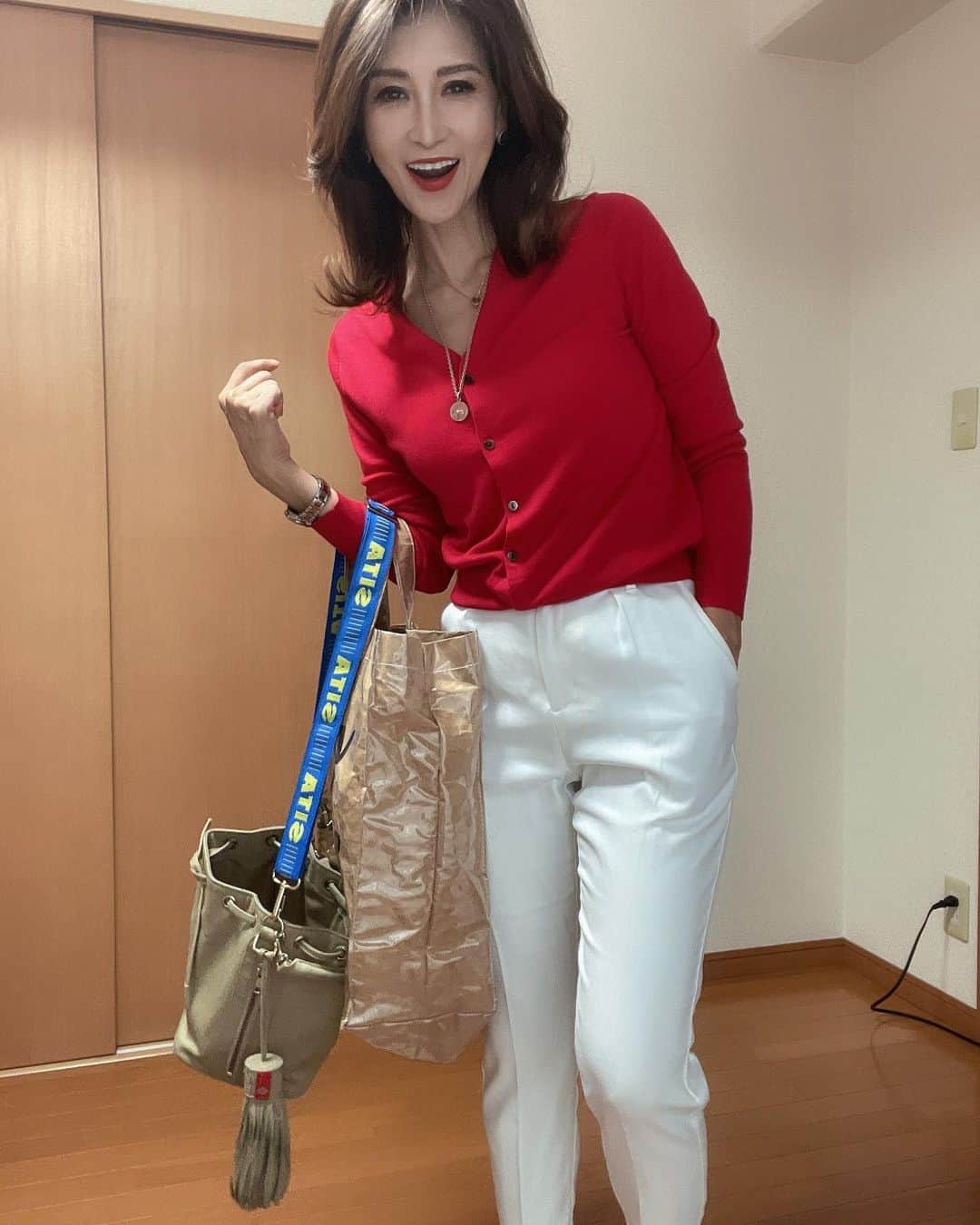 のインスタグラム：「🙆‍♀️ 🙆‍♀️ 🙋‍♀️ まぁいろいろと。 はい、いろいろと。　  相変わらず ムチムチしております。  多忙で 🏋️🏋️ 行けてないのですが。  なななんと、 私筋トレはじめて 五年になりました。  いつものごとく、 いきなり思いつき、 いきなり 入会するスタイルで、 エニタイムに。丸四年前ね。  まさかこんなに 続くとは。  行き初めは はじめて何日っつ ずっとカウントしてました。  多分筋トレが 私の性にあったのは  1️⃣いつでも1人でできる 2️⃣音楽ききながら自分の世界に入れる 3️⃣鏡をずっと見てても変じゃない  この三つ😅  身体が綺麗になる とかは、 たまたまあとで ついてきただけ。  ワガママで 一匹狼な私には ぴったりな スポーツだったのさ  アオーン🐺  明日は久しぶり行けるかな🏋️🏋️🏋️  #筋トレ #筋トレ女子 #筋トレダイエット#Fitnesswear#フィットネス#Fitness#フィットネスウェア#筋トレ女子と繋がりたい #筋トレで減量 #くびれ#美ボディ #アラフィフ#なおこ語録#アラフィフコーデ#筋トレ日記 #筋トレ生活 #ボディメイク #50代の筋トレ #熊本 #アンチエイジング#kumamoto #Trainingmotivation #Bodybuilding#Muscletraining #fitnessmodel#training #workoutvideo #gymgirl#Housemusiclove」