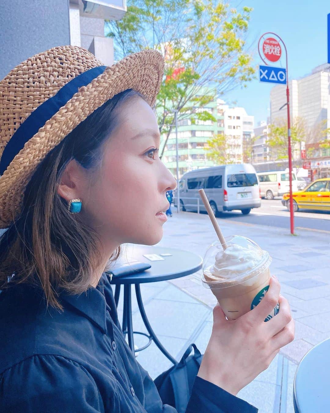 帆春のインスタグラム：「. たまにはフラペチーノ🧋  #良い天気 #切りっぱなしボブ #ボブ  #hair #hairstyle  #春メイク #ピンク #メイク #makeup #motd  #starbucks #coffee #フラペチーノ #麦わら帽子 #カンカン帽 #ca4la  #zara #シャツ #ワンピース #カゴバッグ  #スニーカー #nike #ryz365 #black」
