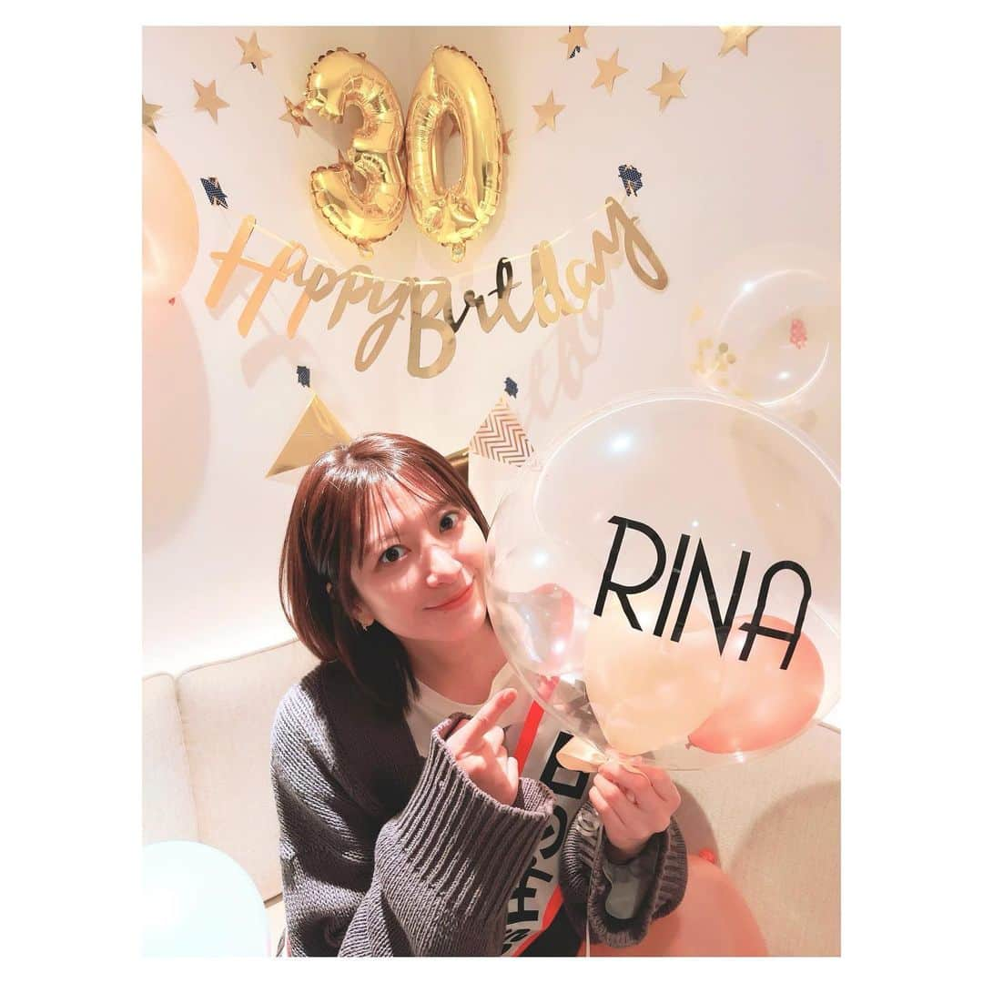 笹崎里菜さんのインスタグラム写真 - (笹崎里菜Instagram)「🌹 先日、30歳になりました〜(拍手) やっと年齢が見た目に追いついてきたかな💃 30って大きな節目だと思っていたけど、 近づくにつれ楽しみで両手を広げて待ってました🤲🧡 誕生日前に一人でご祈祷にも行ってきました🌞 ここ数年で1番、色んな人におめでとうってお祝いしてもらってハッピー🧚‍♀️💕 正直30まで働いているとは思ってなかったけど(笑) モットーは引き続き"清く、正しく、美しく" で、NEW笹崎もよろしくお願いします🐼🎋 #毎年スタイリストさんからお花が💐 #今年は少し大人可愛いがテーマ👵 #マイベストフレンドが最高のバースデーしてくれた #もちろんマイベストフレンドはあの方 #みなさんこれからもよろしくデス」4月21日 20時15分 - rina_sasazaki