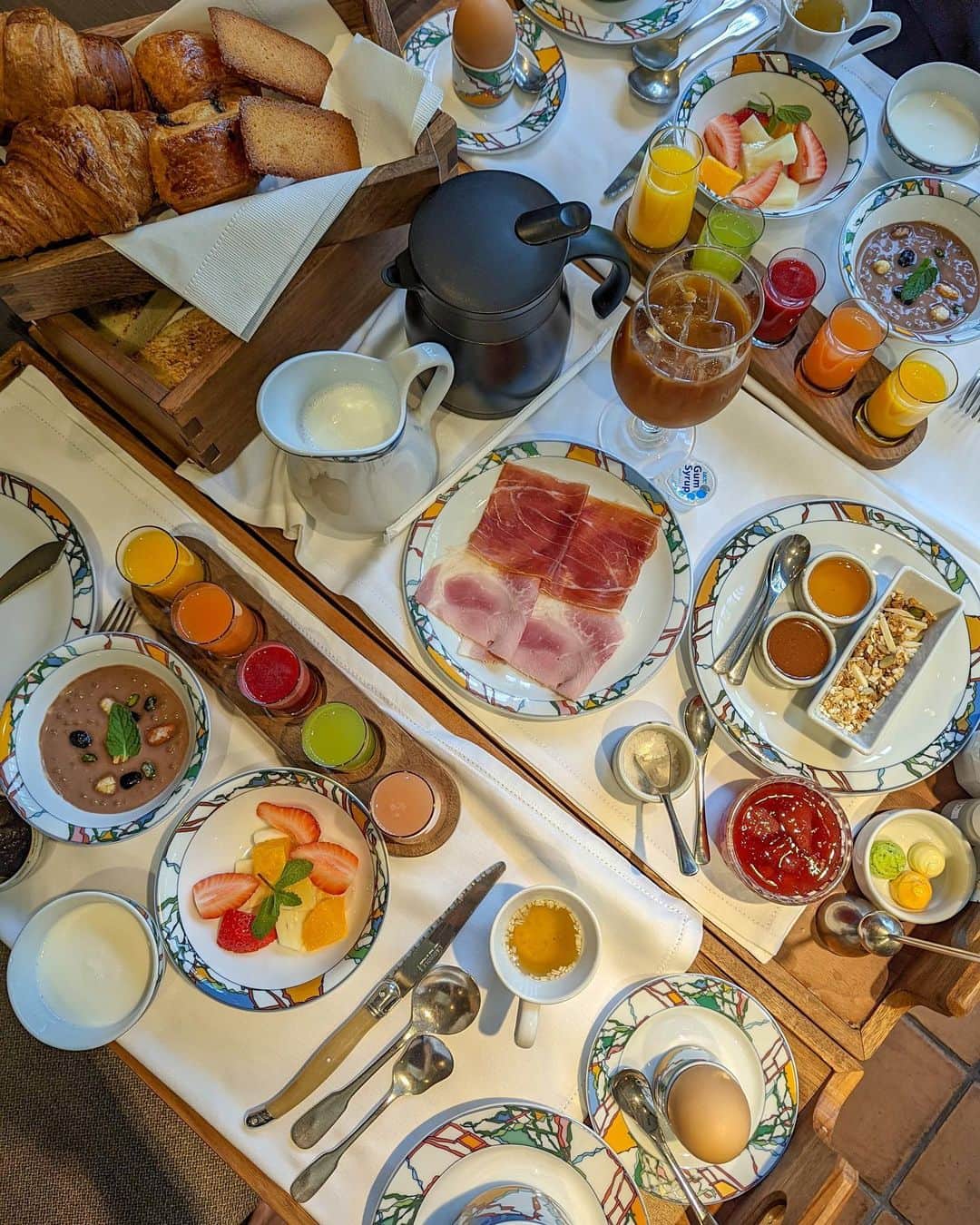石井里奈さんのインスタグラム写真 - (石井里奈Instagram)「こんばんは🧡 . 今夜は里奈ログ@神戸編✨ 神戸といえば北野ホテルのモーニング🥞 前回来た時は行けなかったので今回リベンジ💕 世界一と言われる朝食を堪能してきました！！ . まずお店がとっても可愛い。 そして運び込まれてくる朝食も可愛くて美味しそう💕どの料理もこだわられててさすが世界一といわれるだけある！！ . 卵もとろとろ、パンもふわふわ💕 ここのクロワッサンはベルギーで食べたクロワッサンと同じくらいおいしかったです☺️❣️おかわりしたいくらい！(笑) . 前回行けなかったママと今度は一緒に来たいなー！そして今度はもっとゆっくり滞在したい！笑 . 毎月通っている @thesame_shibuya のおかげでバストケアもかかさず！めんどくさがってたナイトブラも毎日つけて、下着も自分のあったものに🙆‍♀️ちゃんとケアって大切！そのおかげでニットのトップスも安心して着られてます❣️ . また明日全身写真のせますね🥰 . #りなまるグルメ #北野ホテル #世界一の朝食 #モーニング #ホテルモーニング #morning #朝活 #神戸旅行 #神戸観光 #異人館 #神戸 #kobe #クロワッサン #朝ごはん #ホテルステイ #ホテル巡り #hotelstay #ホテル #ホテル好き #神戸カメラ部 #tarajarmon #croissant #パン屋巡り #パン好き #パン #パン屋 #朝食 #breakfast #朝ごはんの記録 #朝ごはん部」4月21日 20時19分 - ri7tin1025