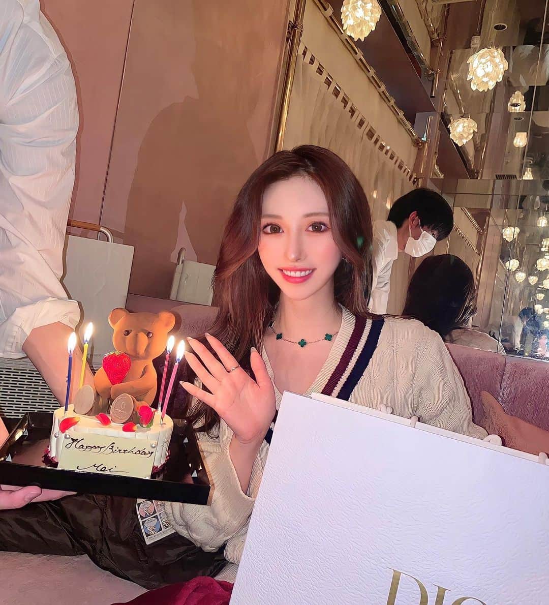 藤咲めいのインスタグラム：「もかぴとりおちんにお祝いしてもらった時の😚🫶🏻💕 まだ前髪切る前だ笑  焼き鳥しのはらを2人にご馳走になった後、みんなでシーシャ吸ってたらサプライズでプレゼントと可愛いくまさんのケーキが出てきたの🧸🎂💖！  二次会まで考えてくれてたのが更に嬉しすぎたよ〜😭❤️ 本当に2人ともありがとう大好き😢💞 これからも末永く宜しくね😌🌈  お店のスタッフさんとどうしてもツーショットになってしまった爆笑🤣 . . #louange #ケーキ　#可愛い💕 #サプライズ #ありがとう #だいすき ❤️#お誕生日」