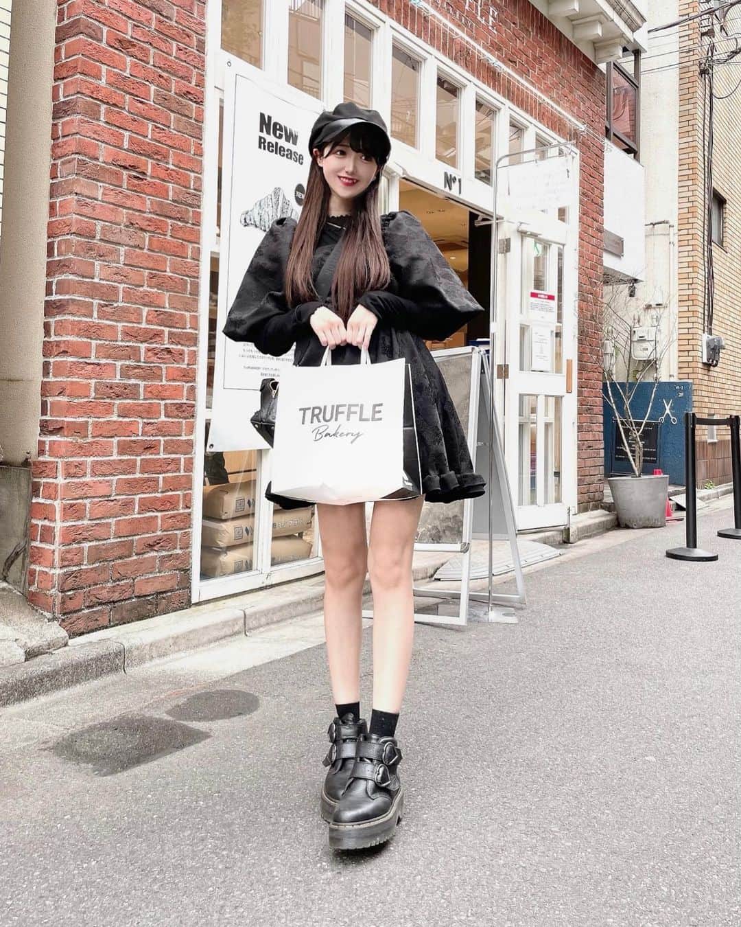 田口未彩のインスタグラム：「❤︎  最近ハマってるパン屋さん🥐 TRUFFLE行ってきたー！ @trufflebakery   白トリュフの塩パンが 美味しすぎるの、！おすすめ！  食パンも買ってみたんだけど めちゃくちゃ美味しい🍞🤍 また早く買いに行きたい！  ワンピース❤︎ @lillilly_official  キャスケット❤︎ @eatme_japan  シューズ❤︎ @drmartensofficial   .」