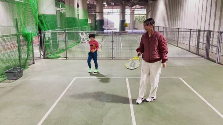 清野紗耶香のインスタグラム：「3月。まだ肌寒い頃、 テニス🎾の子供向けバージョンを こーた初体験しました♫ ふわふわのボールは私もはじめて！  動画序盤の私のセリフ 「お母さん一回戦敗退だったってご存知？」 というのはもちろん自虐でもあるんだけど  なによりこーたの大好きで何回も観てる、 #映画ドラえもんのび太の月面探査記 の 🐢の#モゾ の口癖 【ご存じない？】をもじったんだけどな〜〜  こーたに気づいてもらえてないっ…😂  インドア出不精な私だけど、 これは楽しかった！ またやりたい🎶  #まめちょびん #ピカピカの1年生 のとき #7歳男の子 #小学1年生 #子育てグラマー #塩顔男子 #インスタキッズ #ig_kids  #春わくわくキッズ #こどもと遊ぶ #子どもとお出かけ #小学生のママ #男の子ママ #私が撮る一枚 #ままのて #ikumama #はいチーズ #ママリ #元テニス部 #夏は真っ黒くろすけでした #テニス部あるある」