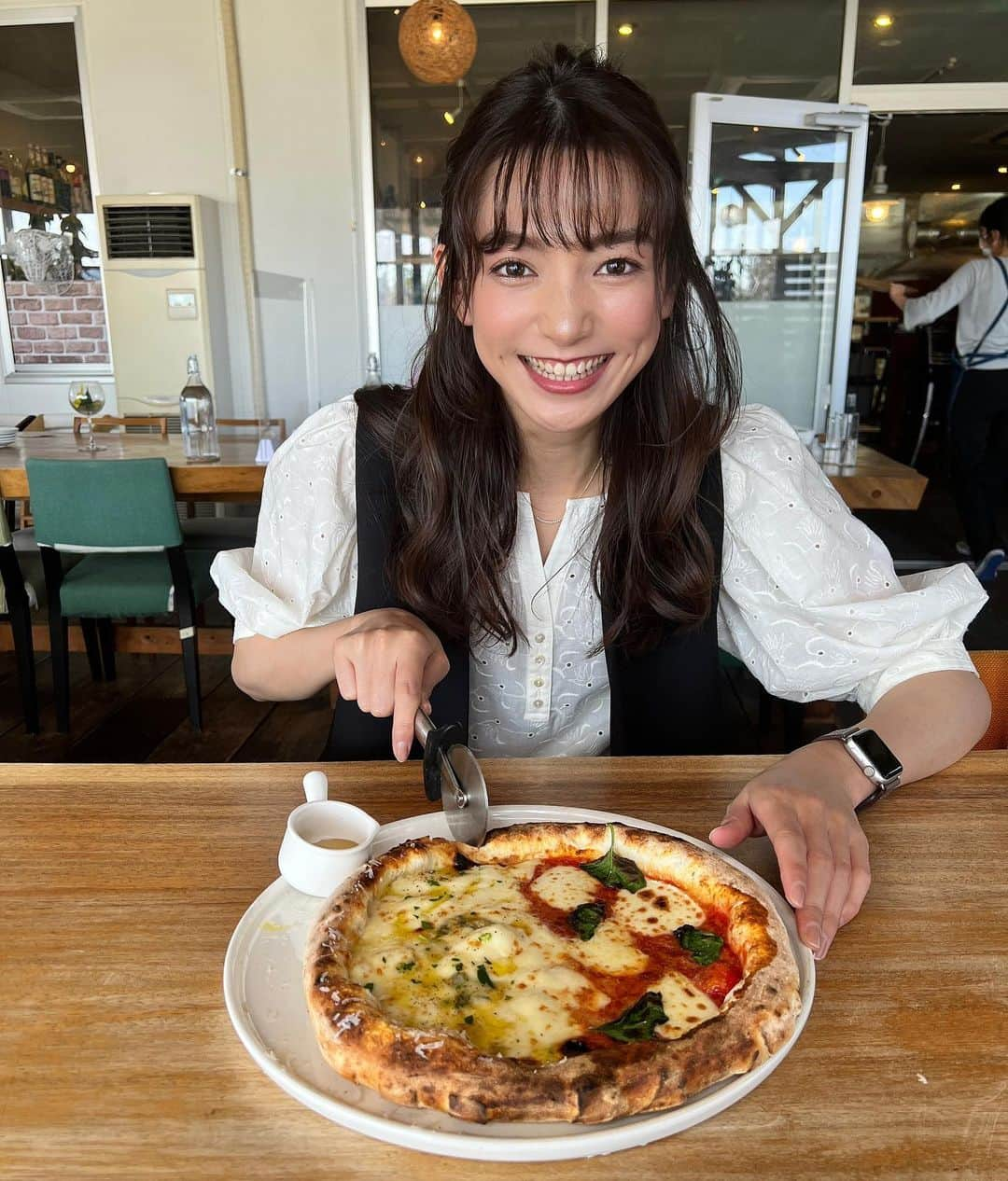 秋山未有のインスタグラム：「いつかのピッザ！！ (📍#terrazzalegare 彩都)  先日、皿を一気に２枚割ってしまったのでFrancfrancに皿を買いに行きました。いつ割ってもいいように４枚買いました。  反省してない顔…？  #彩都 #彩都カフェ #彩都ランチ #箕面 #箕面カフェ #箕面ランチ #Francfranc #francfranc彩都 #francfrancのある生活」