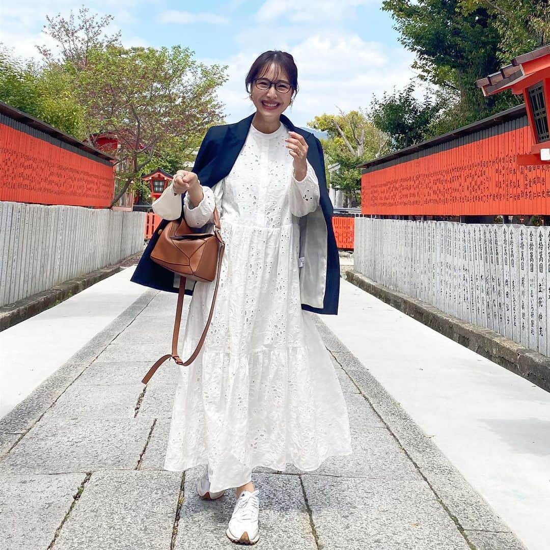 石川理咲子さんのインスタグラム写真 - (石川理咲子Instagram)「#kyoto #車折神社 7年ぶり？くらいに芸能神社で有名な 車折神社にもお参りに行けました⛩ とても良い気が流れていたなぁ🌿 これからも素敵なお仕事がたくさんできますように…♡  私服タグ付けしました🤍 意外と持っていなかったネイビーのジャケットが とっても使える👏 @rope_jp  3枚目の写真は近くに大きな虫がいて こっち来ないでね？と、目で訴えております。笑」4月21日 21時58分 - rsk_0315