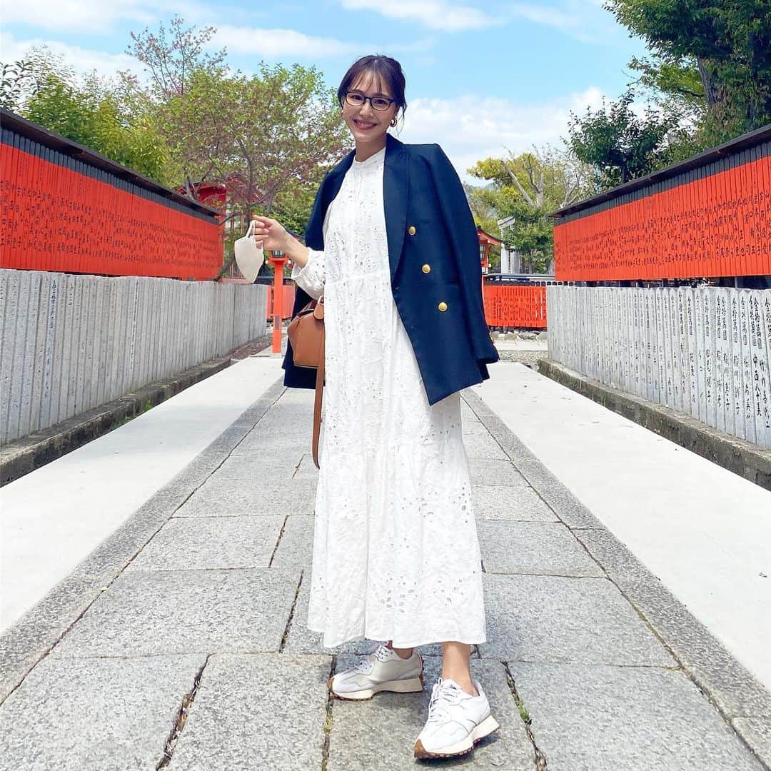 石川理咲子のインスタグラム：「#kyoto #車折神社 7年ぶり？くらいに芸能神社で有名な 車折神社にもお参りに行けました⛩ とても良い気が流れていたなぁ🌿 これからも素敵なお仕事がたくさんできますように…♡  私服タグ付けしました🤍 意外と持っていなかったネイビーのジャケットが とっても使える👏 @rope_jp  3枚目の写真は近くに大きな虫がいて こっち来ないでね？と、目で訴えております。笑」