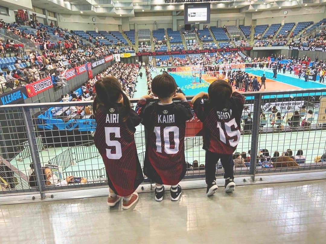 中川千世のインスタグラム：「. V2🏆 おめでとう🎊 そしてたくさんのご声援 ありがとうございました🙇‍♀️🙇‍♀️🙇‍♀️🙇‍♀️ 相変わらず👶🏻は暴れてましたが パパが勝ったことはなんとなく 感じていたような気もします✨ 2年連続優勝の瞬間に立ち会えて 幸せでした😘😘」