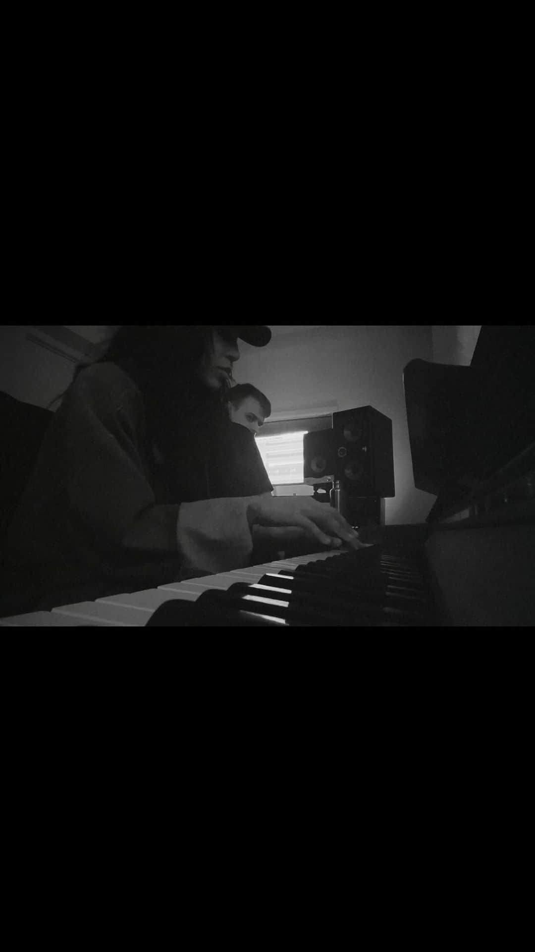 ロリーンのインスタグラム：「🎹💋 welcome in.. ❤️  #searching #loreen #loreenofficial」