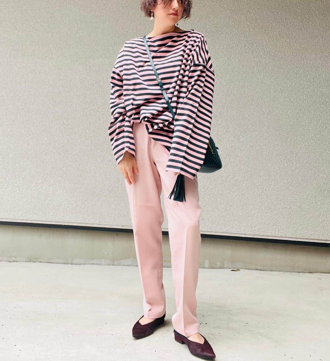 nakiのインスタグラム：「可愛いイメージのピンクを masculine要素の多い 私の顔立ちに合うように 直線的なデザインを取り入れる事で色のイメージと顔のイメージをマッチさせてます。 ・ ・ ・ #アラフォーコーデ #アラフォーファッション #ピンクコーデ #カジュアル#カジュアルファッション #大人カジュアル」
