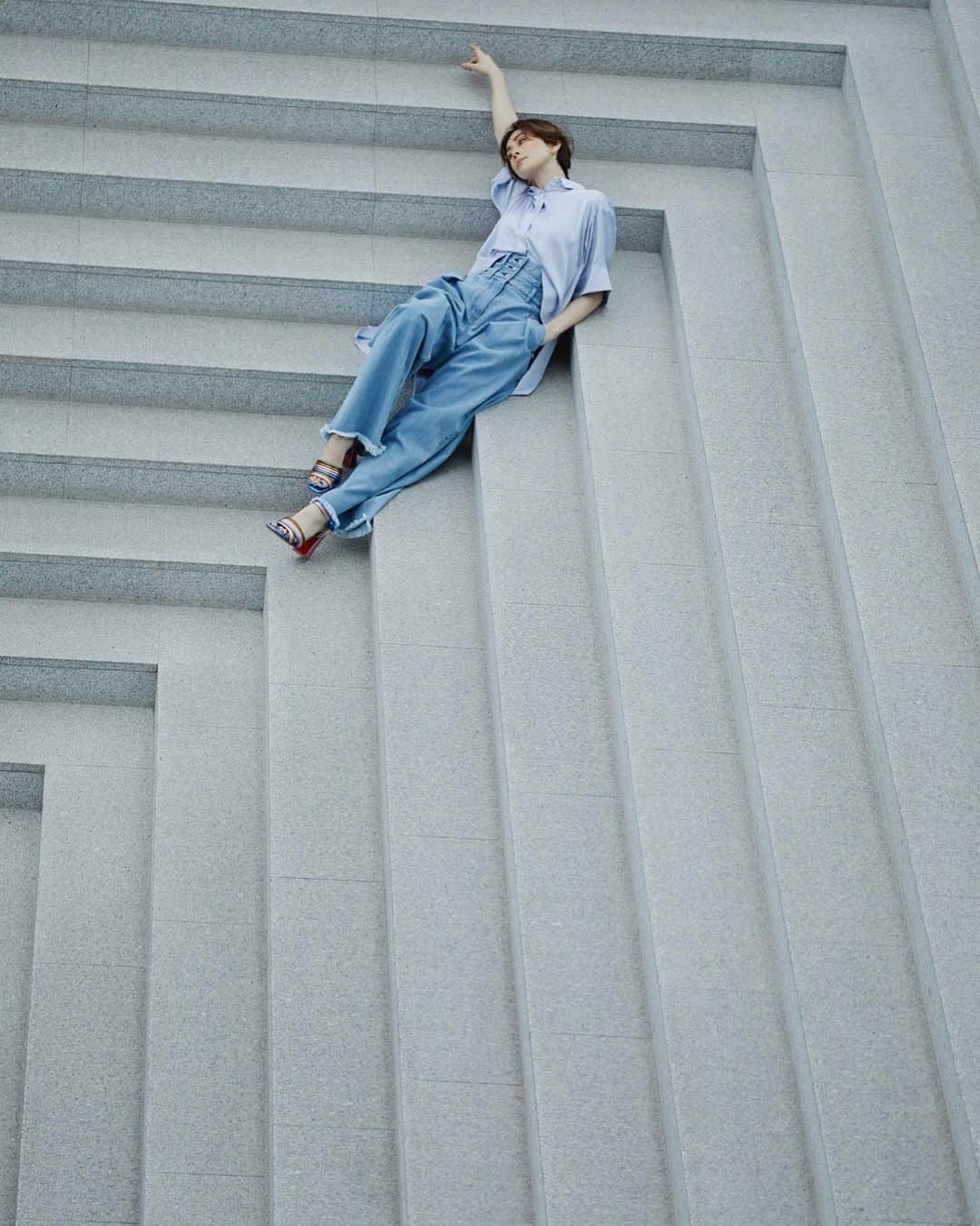 のインスタグラム：「ひとりになって ぼーっと考える時間も大切だ と思えるようになった今日この頃。。 ⁡ Recently I think it’s important to spend some time alone and get lost in thought… ⁡ @t.minamoto  @okuhara_seiichi  @kozueonuma.eleven.stylist  #isamunoguchi ⁡ #STUMBLY #christianlouboutin」