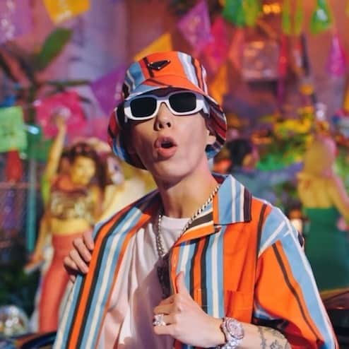 のインスタグラム：「Mango Loco MV OUT NOW⚡️🥭 マンゴーの絵文字沢山コメントしてください👇🏻🥭」