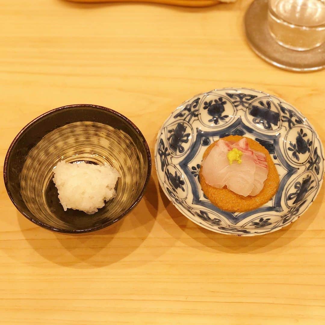 岡田育さんのインスタグラム写真 - (岡田育Instagram)「#dinnerintokyo . ディナー編。贅沢？ ああそうさ！ するのさ贅沢を！ みたいになるよな日本滞在期間中……。抜き出して集めると、ほぼ毎日ファミマの #タンスティック 食ってた同じ人間の投稿とは思えぬ。推しはやはり瀬戸内レモン……いやスティックじゃないタンだって食べてたんですよ！ ほらほら！ #tokyo #東京グルメ」4月21日 23時02分 - okadaic
