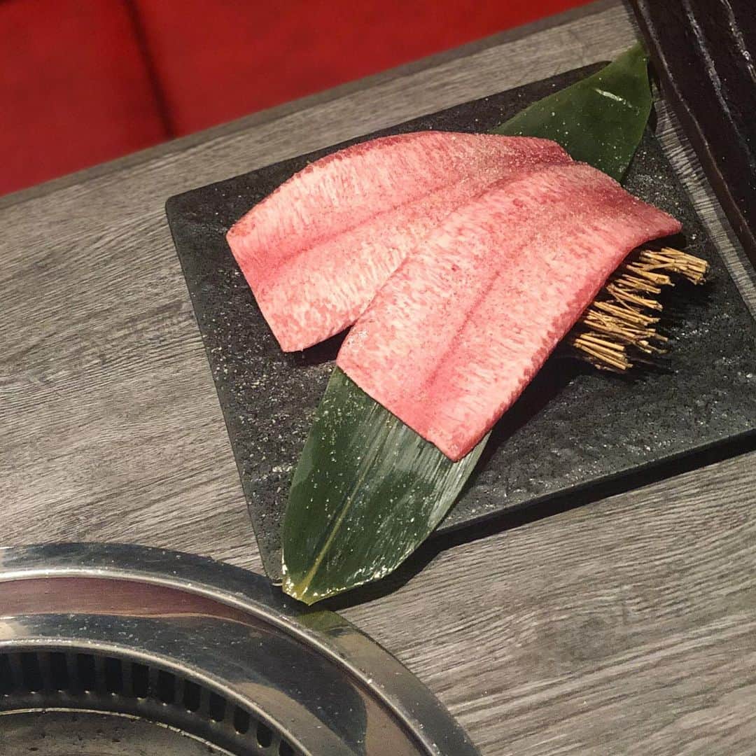 のインスタグラム：「#dinnerintokyo . ディナー編。贅沢？ ああそうさ！ するのさ贅沢を！ みたいになるよな日本滞在期間中……。抜き出して集めると、ほぼ毎日ファミマの #タンスティック 食ってた同じ人間の投稿とは思えぬ。推しはやはり瀬戸内レモン……いやスティックじゃないタンだって食べてたんですよ！ ほらほら！ #tokyo #東京グルメ」