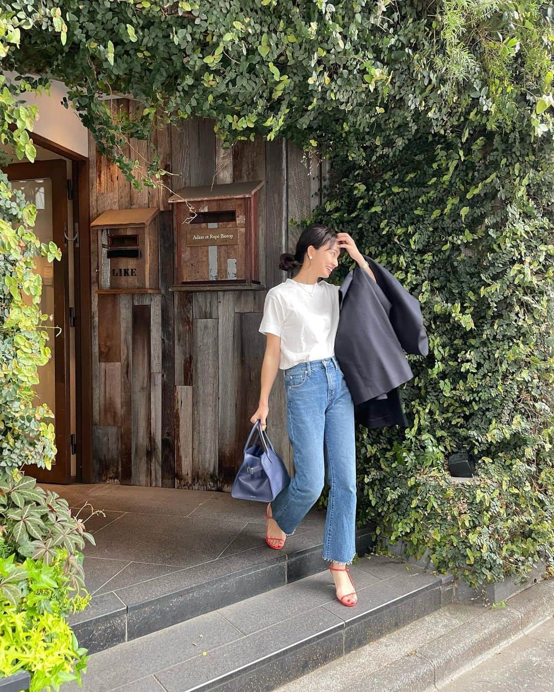 のインスタグラム：「シンプル達の集合でした♡  #Tシャツ @madisonblue_official  #デニム @mami_ishioka × @apartbylowrys  #bag @therow  #sandals @therow  ・ ・ ・ #madisonblue #therow #maisontherow #therowmargaux #apartbylowrys #デニムコーデ」