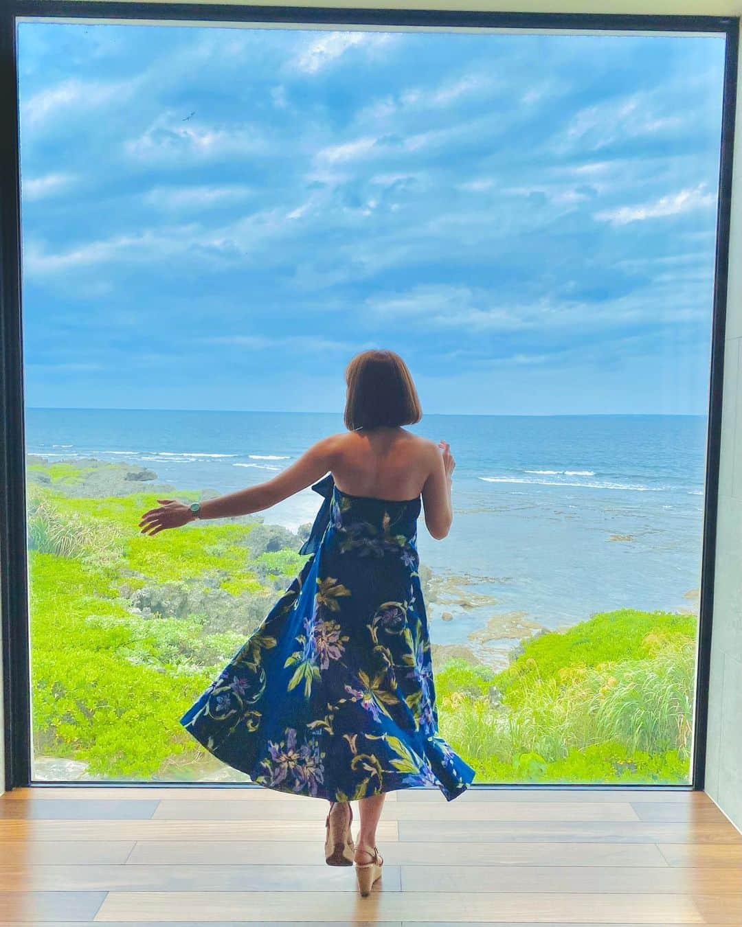 秋山希望のインスタグラム：「. 初めて着たかりゆしウェアに テンションアゲアゲな私🌺✨  友達が素敵な写真撮ってくれた👯‍♀️💕  #かりゆしウェア  #ワンピース #3人でおそろい #リゾートウェディング #沖縄」