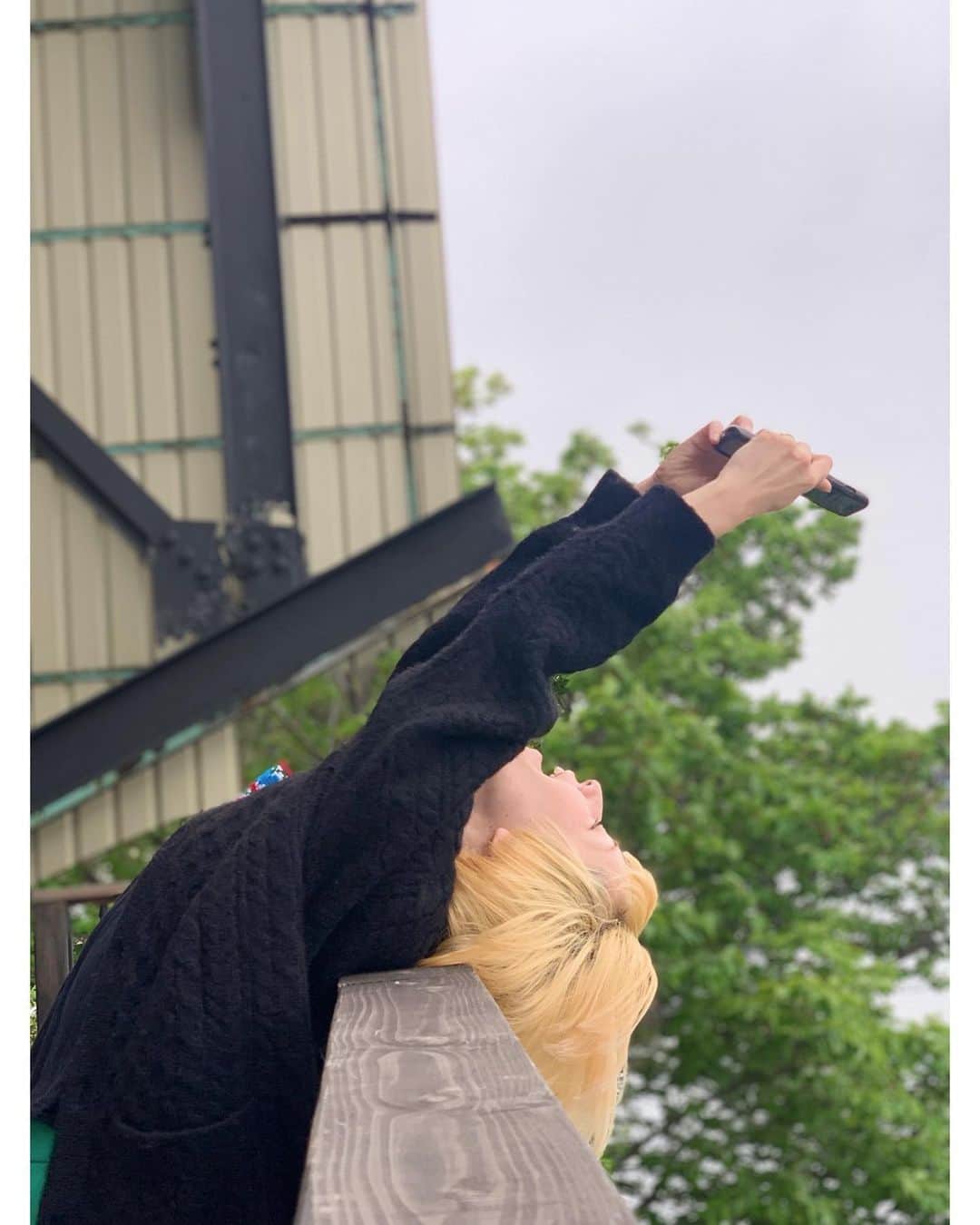 木村カエラさんのインスタグラム写真 - (木村カエラInstagram)「マネージャーさんが撮ってくれた写真。 パート3。  空を撮る私のすごい体勢が激写されてますね。 腰を痛めそうです。」4月21日 23時24分 - kaela_official