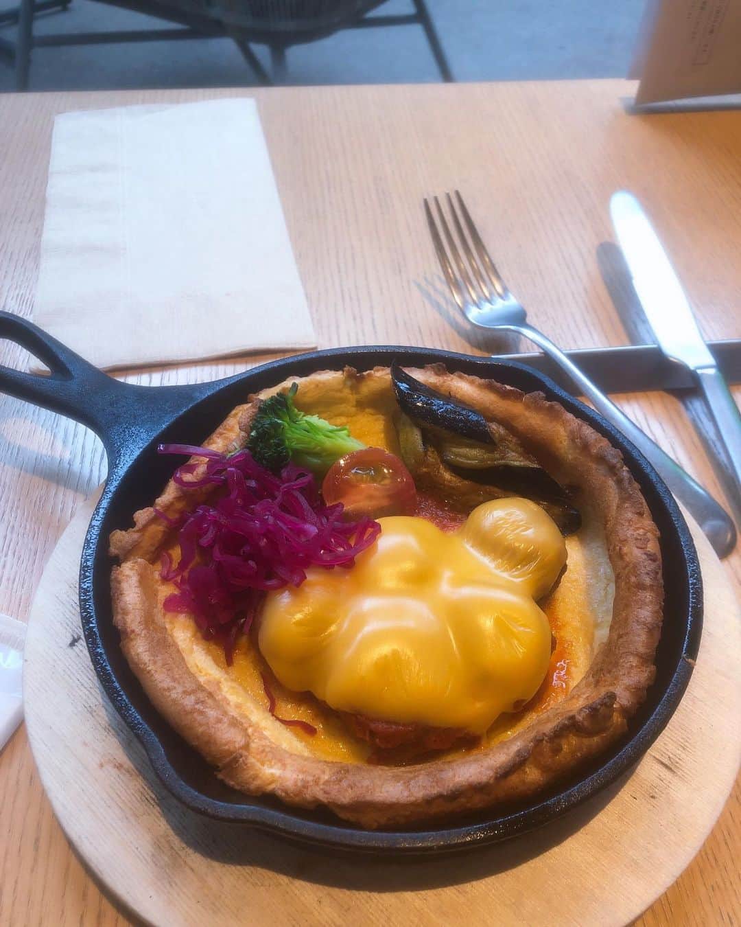 Jade Furutaのインスタグラム：「大好きな那覇カフェ🌷Who can tell the name of this dish?😘 I love this cafe in Naha sooo much💕 I’ll be visiting again soon!  #nahacafe #okinawacafe  . . . . . . . #okinawafoodie #沖縄インフルエンサー #influencerokinawa #沖縄インスタグラマー #cafesokinawa #okinawabrunch」