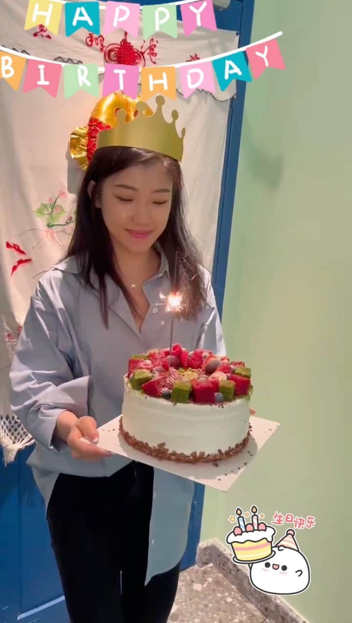 王詩エツのインスタグラム：「很快乐，很难忘的生日。🎂  感谢大家的陪伴。  A very memorable day. Thank you all for your company.❤️❤️❤️」